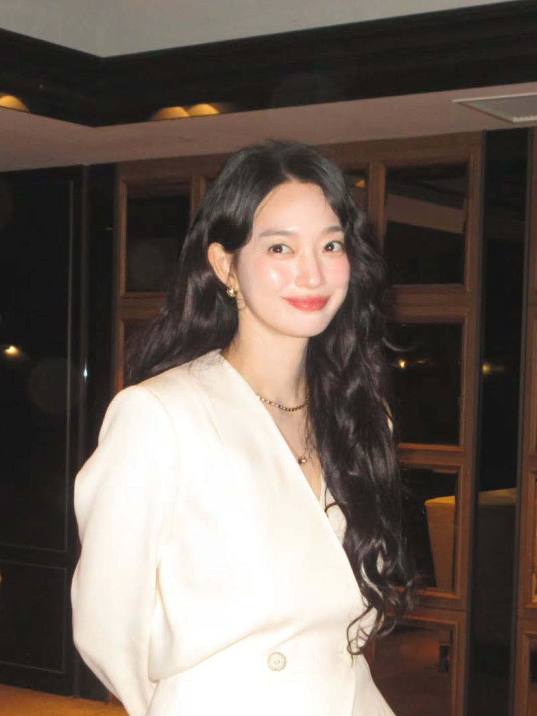 Lancome Lip Idole Butterglow 53 The Tea Is Hot, Lancome Lip Idole Juicytreat 37 Red-y Or Not 착용 스타일 - 2