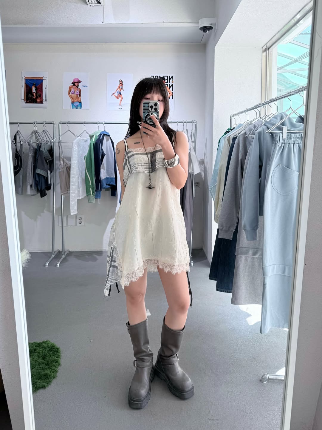 SOMSOC Rosy Wrinkle Contrast Slip Dress Cream 착용 스타일