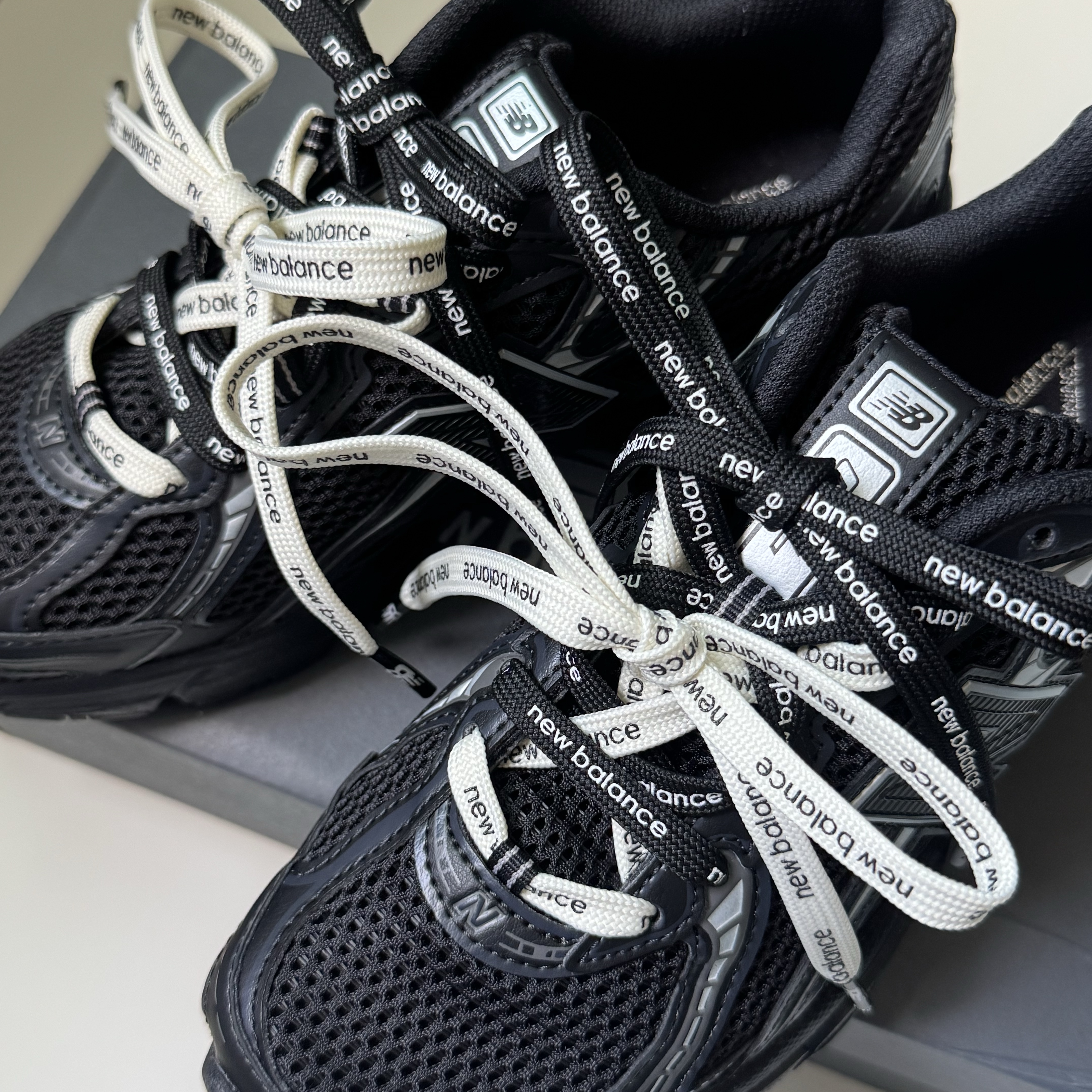 New Balance 740v2 Black Silver Metallic 착용 스타일 - 2