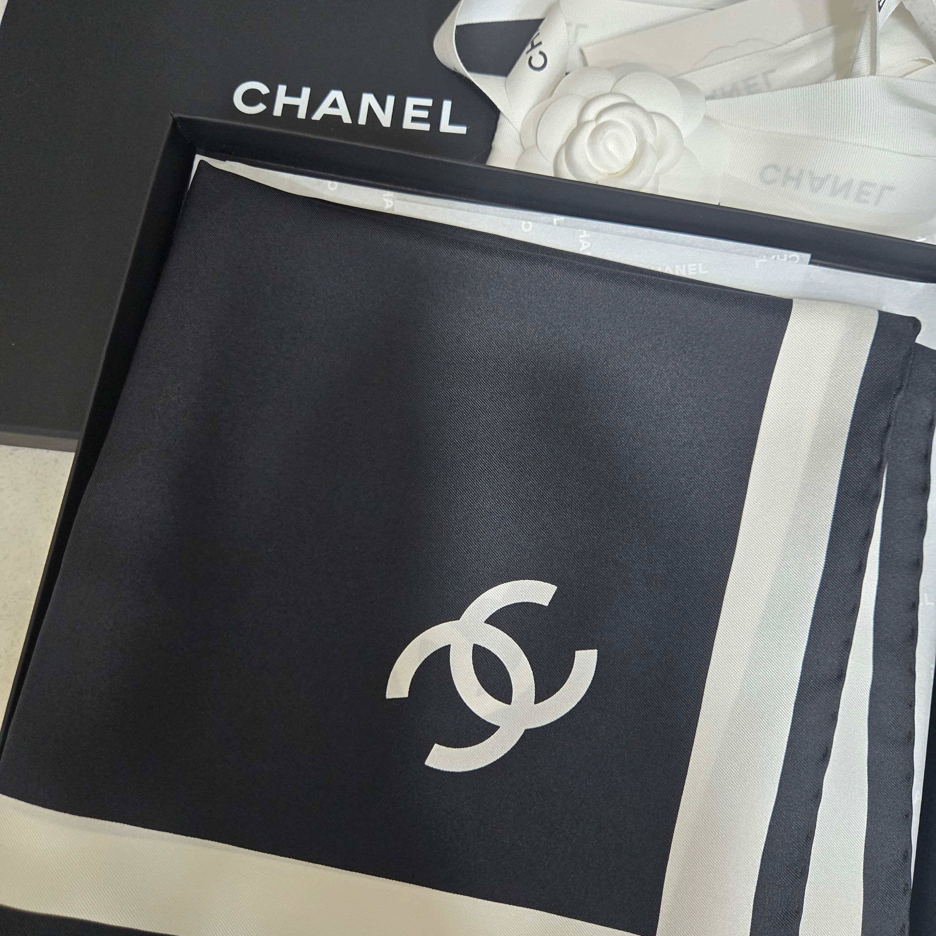 Chanel Square Scarf Silk Twill & Black Ivory 착용 스타일