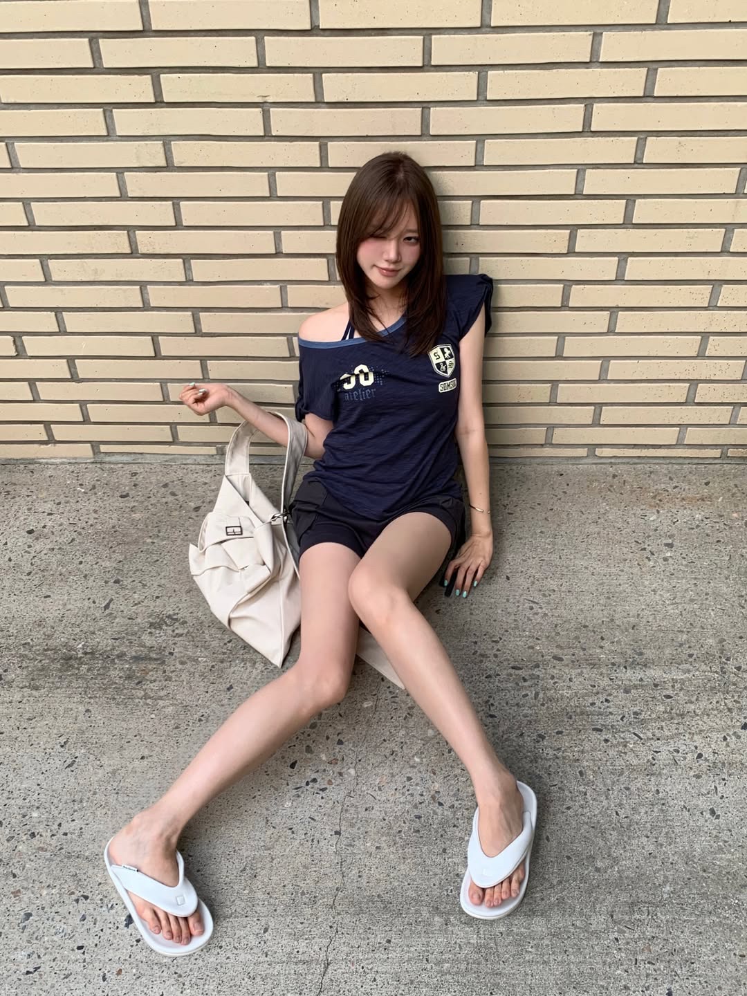 SOMSOC Rico Emblem Tied Top Navy 착용 스타일