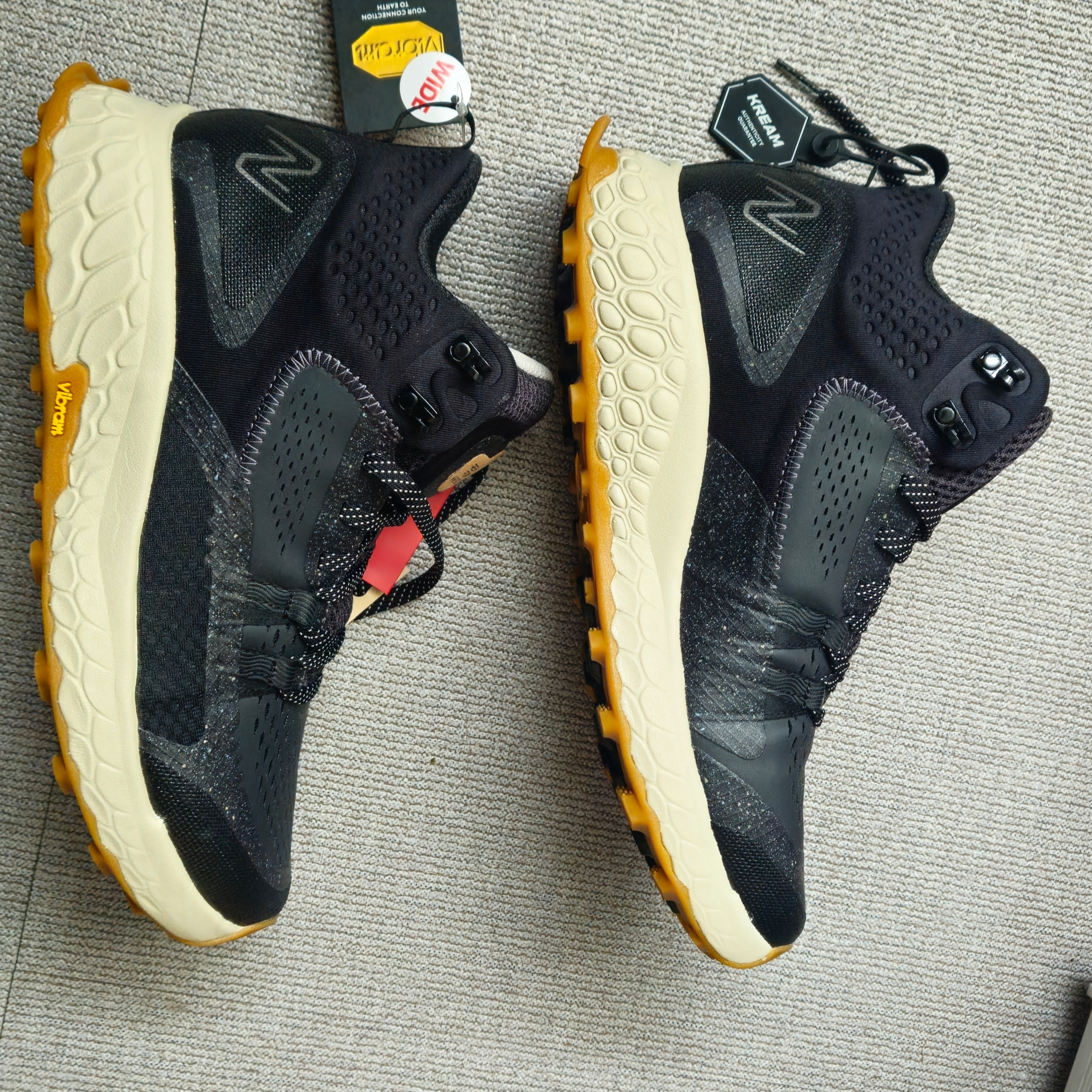 New Balance Fresh Foam X Hierro Mid Black Timberwolf - 2E Wide 착용 스타일 - 1