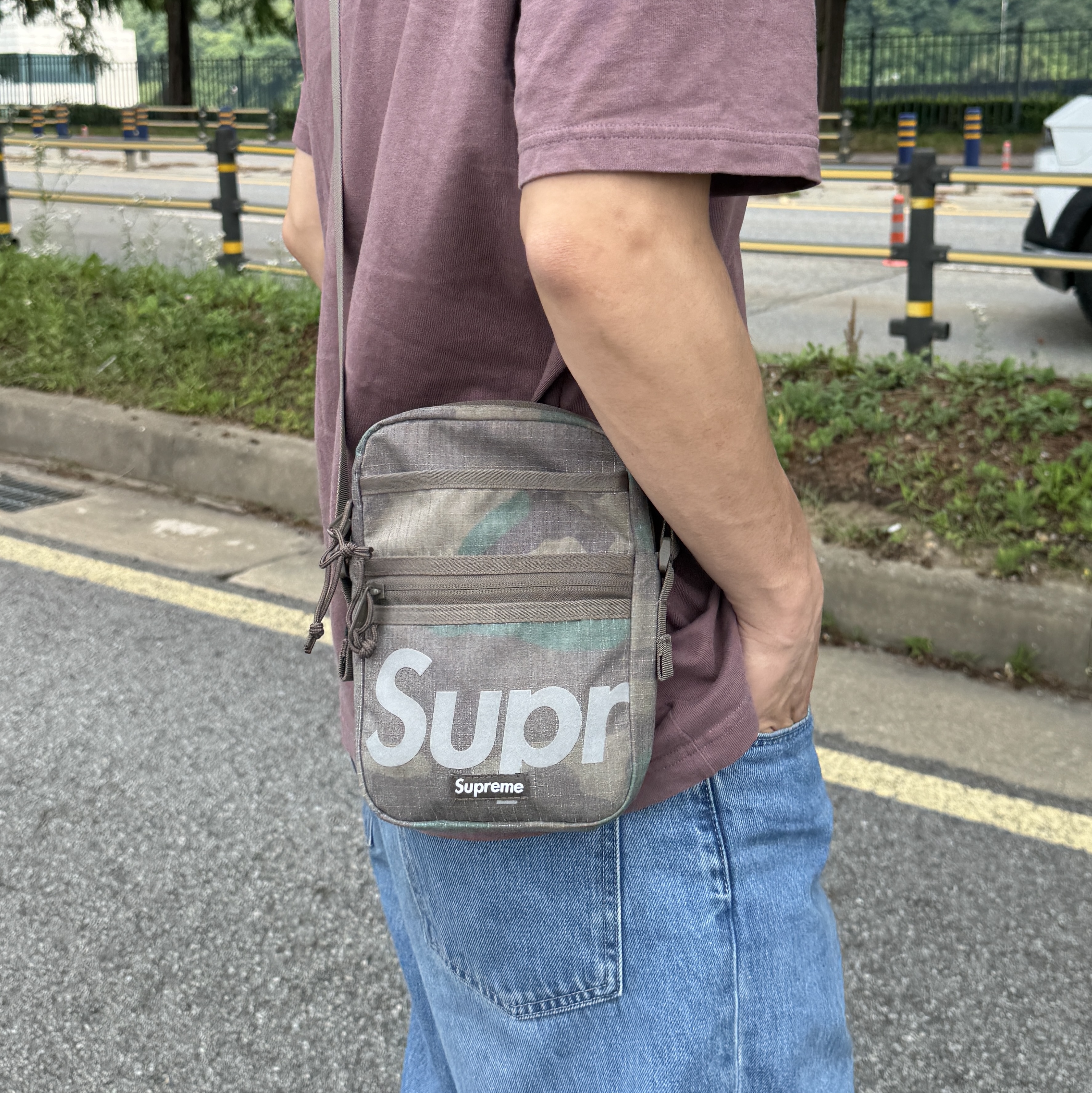 Supreme Shoulder Bag Woodland Camo - 24SS, Supreme Washed Canvas Camp Cap Tan Camo - 24SS 착용 스타일 - 6