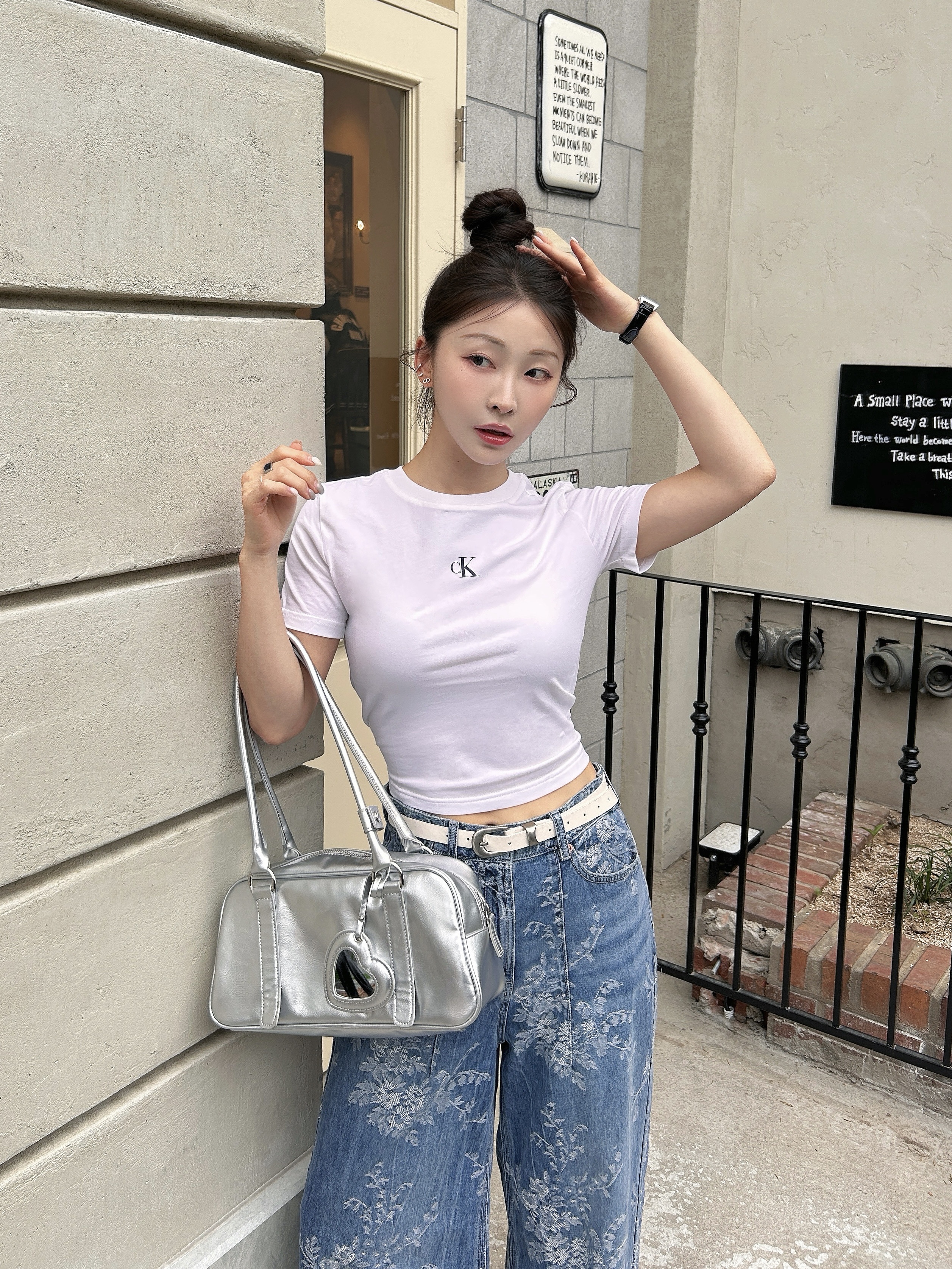 (W) Calvin Klein Rib Cropped Slim Fit T-Shirt Bright White 착용 스타일 - 3