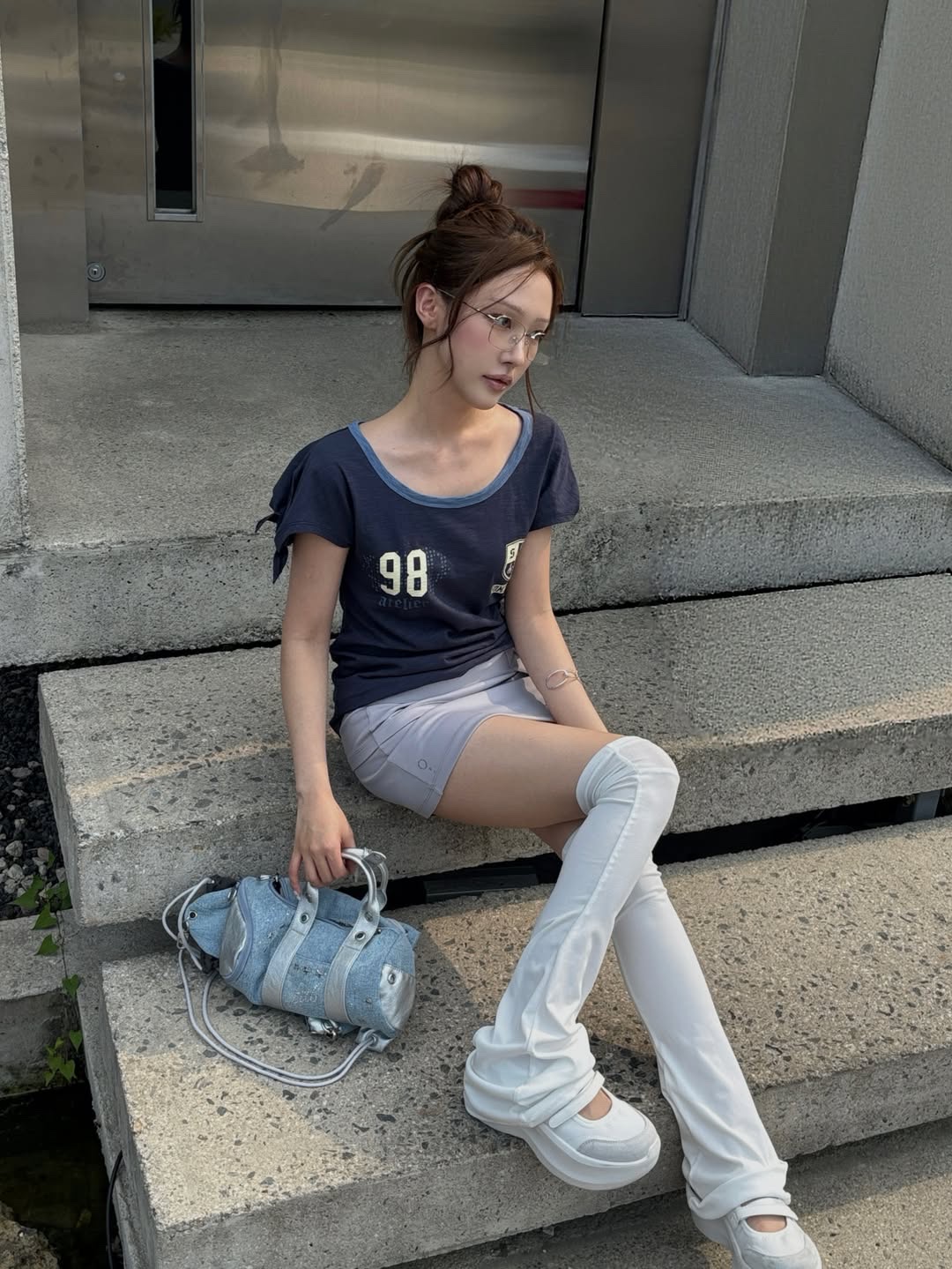 SOMSOC Rico Emblem Tied Top Navy 착용 스타일 - 1
