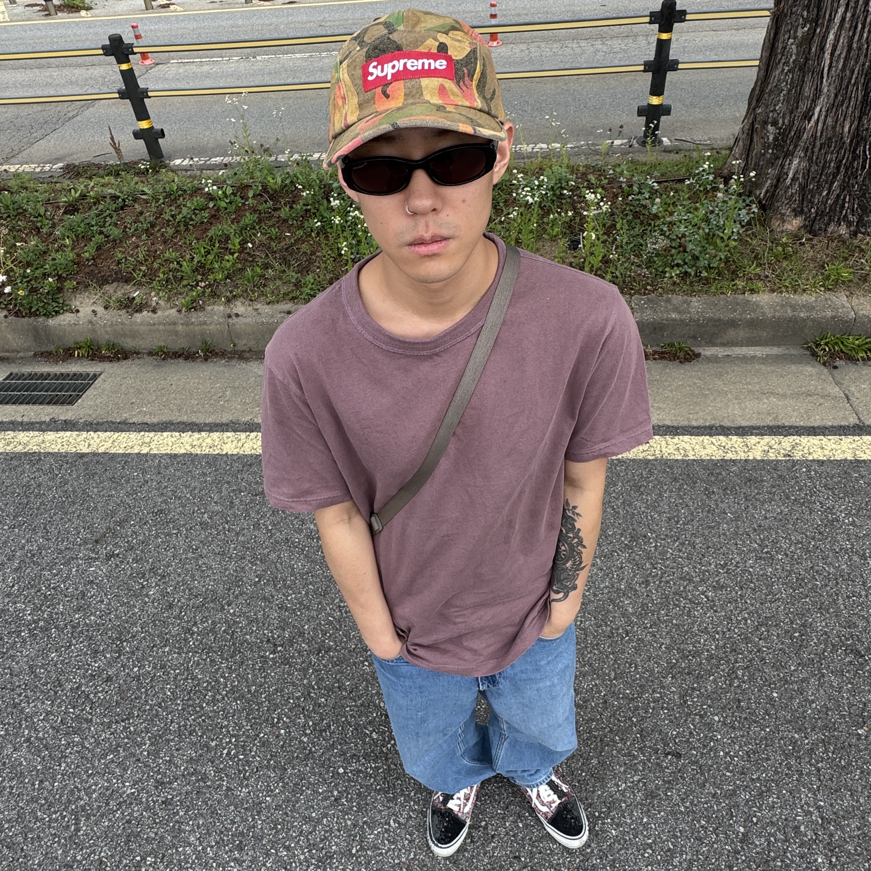 Supreme Shoulder Bag Woodland Camo - 24SS, Supreme Washed Canvas Camp Cap Tan Camo - 24SS 착용 스타일 - 1