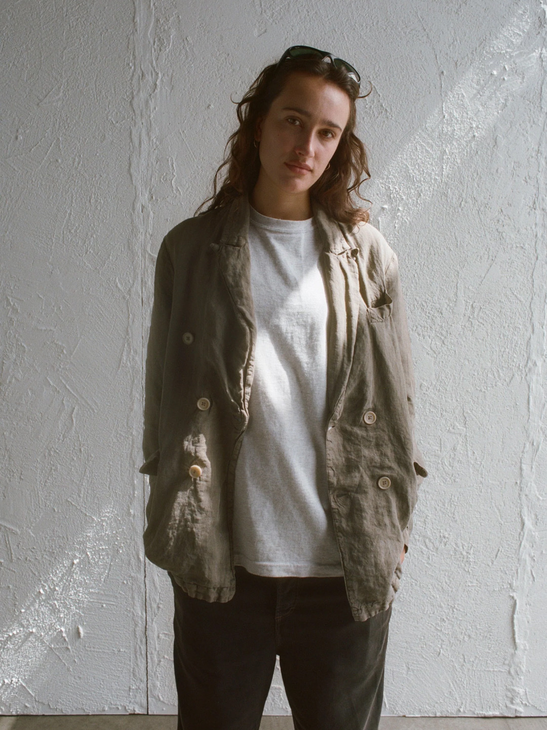 Stussy x Our Legacy Collegiate Pig. Dyed T-Shirt Taupe Overdyed Black, Stussy x Our Legacy Surf Skull Pig. Dyed T-Shirt Clay Overdyed Black μ°©μ© μ€νμΌ - 3