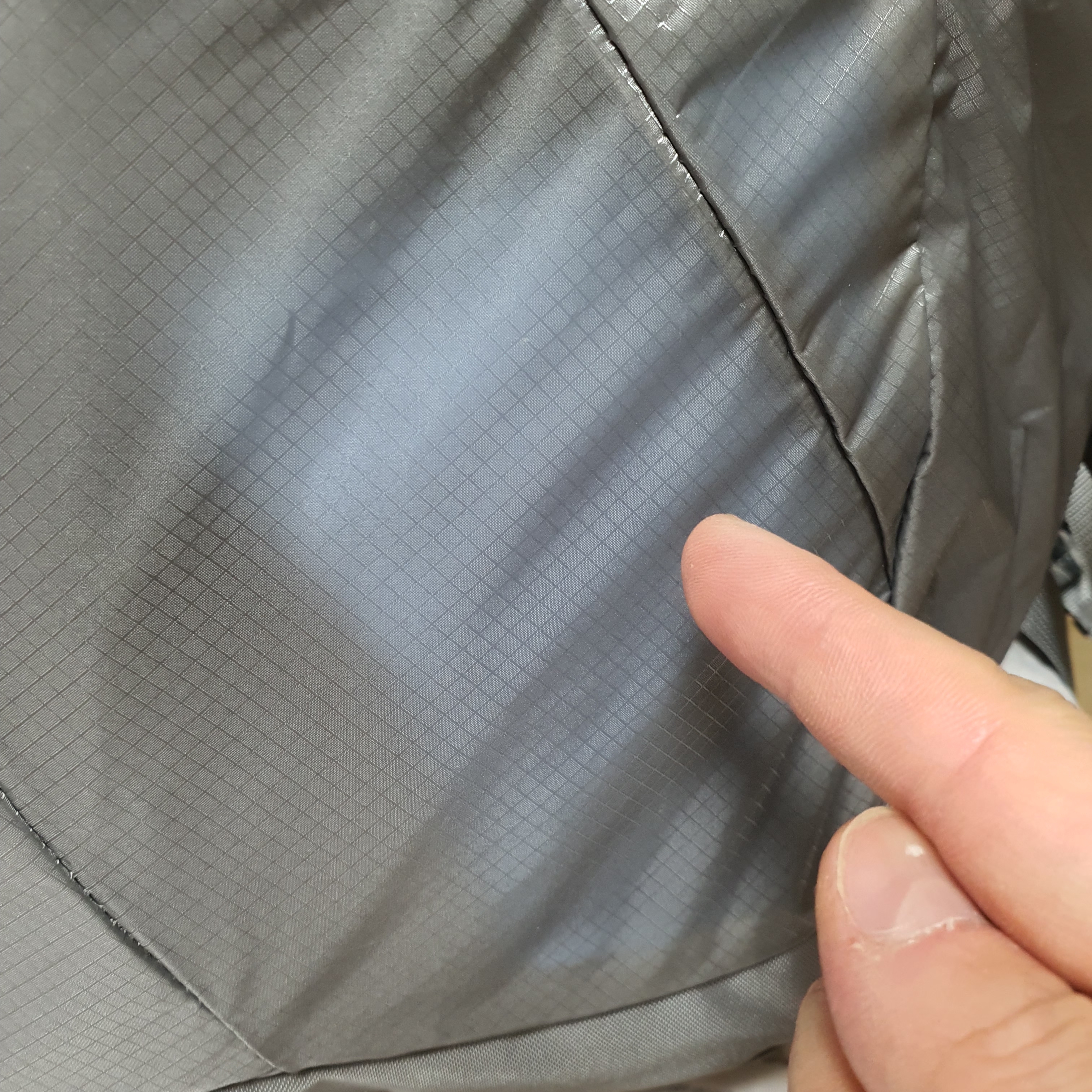 SIERRA DESIGNS Lyell Cordura Ultralight Backpack 18L Grey 착용 스타일 - 4