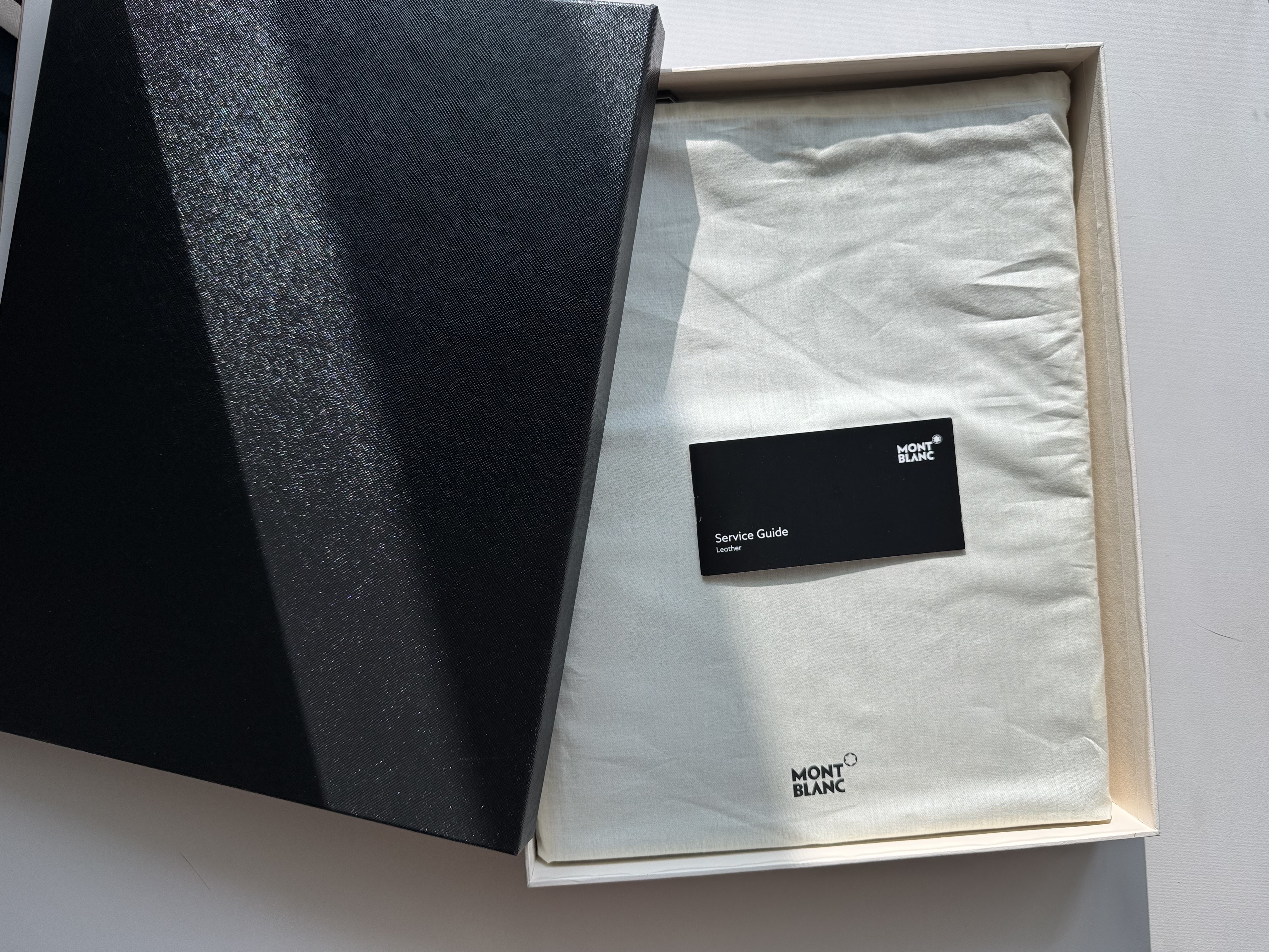 Montblanc Sartorial Notepad Case with Pocket Black 착용 스타일 - 1