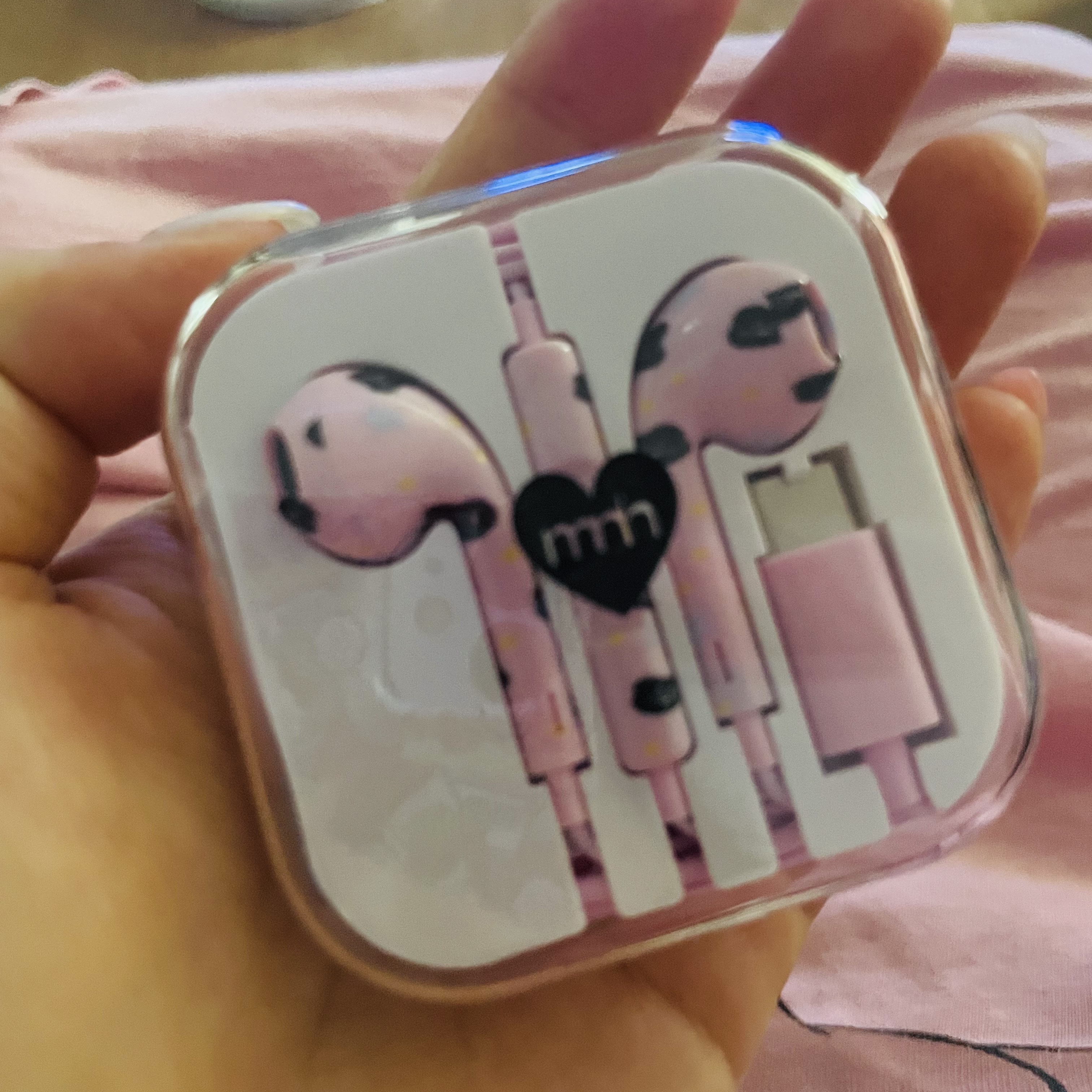 MNH Earphones-Pink (Usb-C) 착용 스타일 - 1
