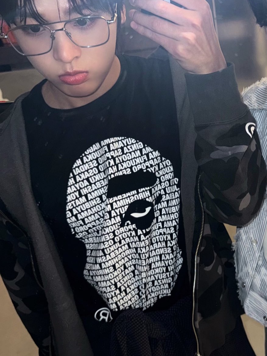 (W) BAPE x Sanrio Characters Kuromi T-Shirt White, BAPE Mega ABC Camo Double Shark Relaxed Fit Full Zip Hoodie Green 착용 스타일 - 3