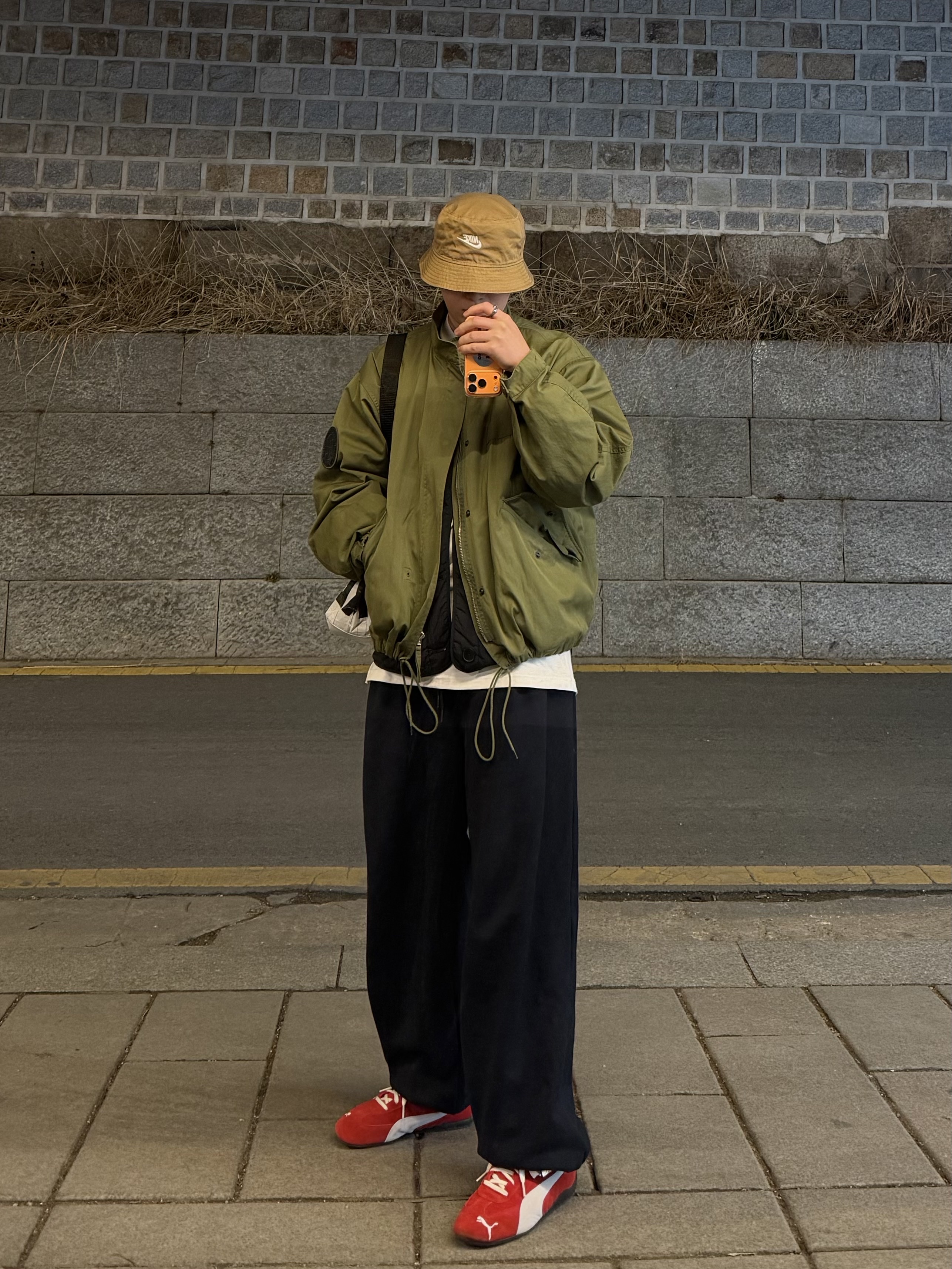 Nike Futura Washed Bucket Hat Dark Driftwood, Puma Speedcat OG Red White 착용 스타일 - 1