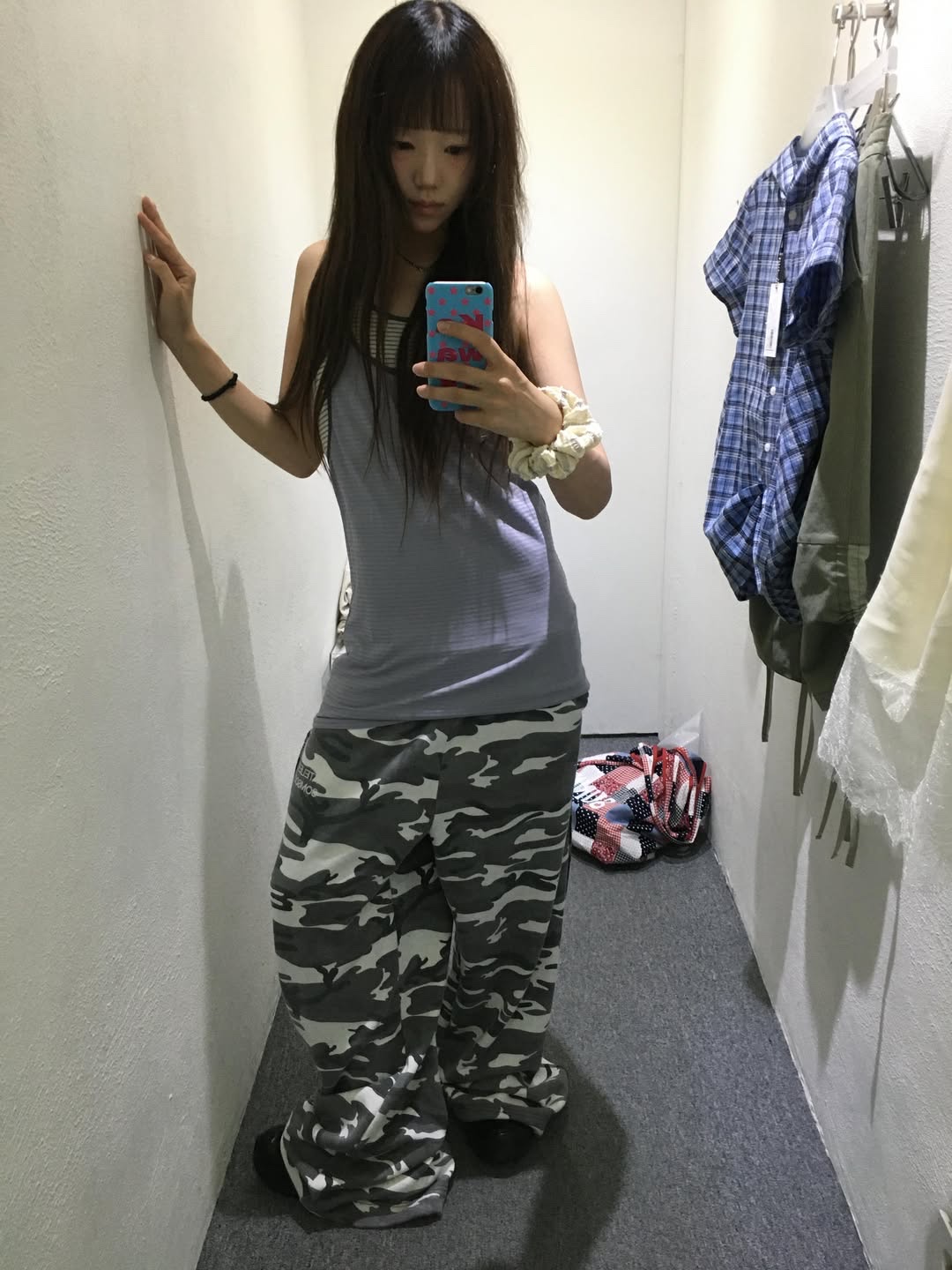 SOMSOC Aren Reversible Camo Pants White, SOMSOC Eve Stripe Layered Long Sleeveless Mauve 착용 스타일