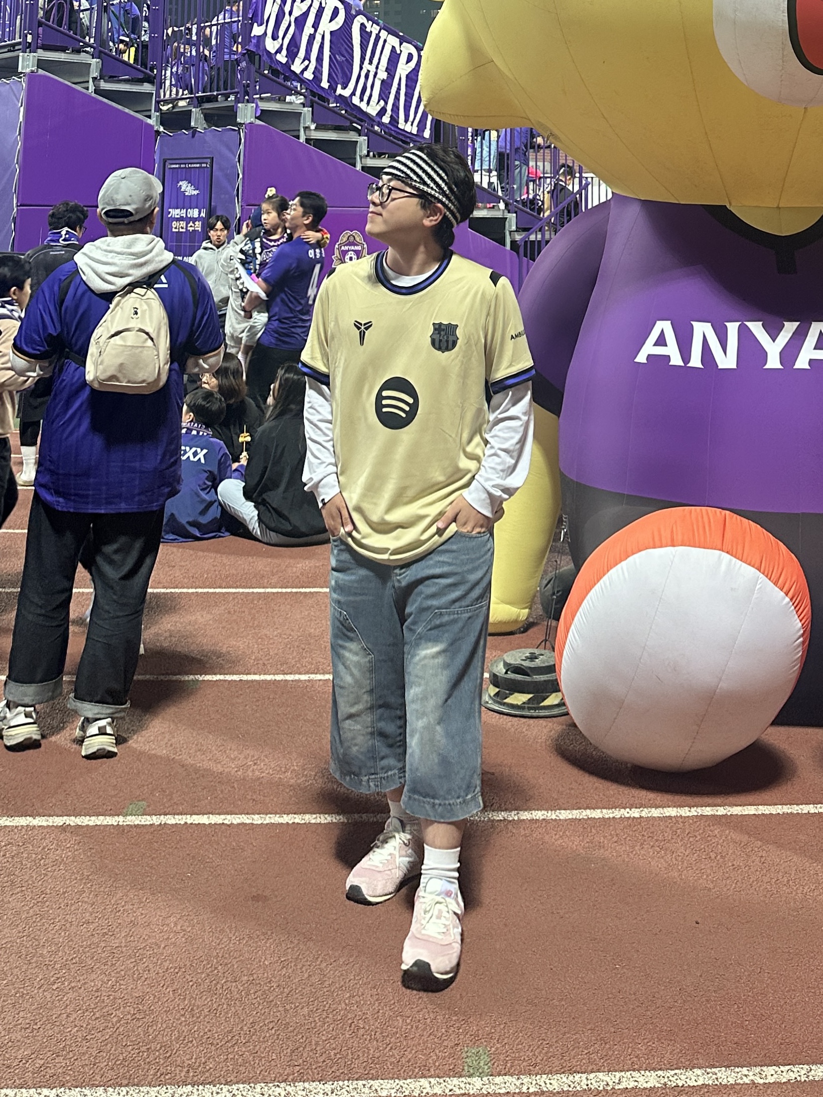 Nike FC Barcelona 2025/26 Stadium Away Dri-Fit Replica Jersey Team Gold Persian Violet Black (Non Marking Ver.), New Balance 574 Heritage Mellow Pink 착용 스타일 - 2