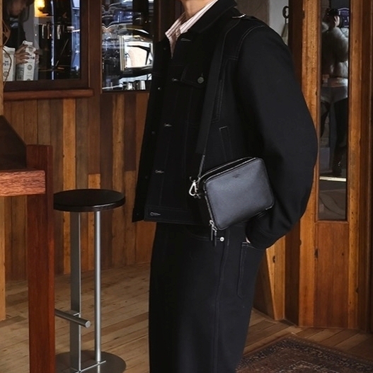PROXY.L Square Messenger Black 착용 스타일