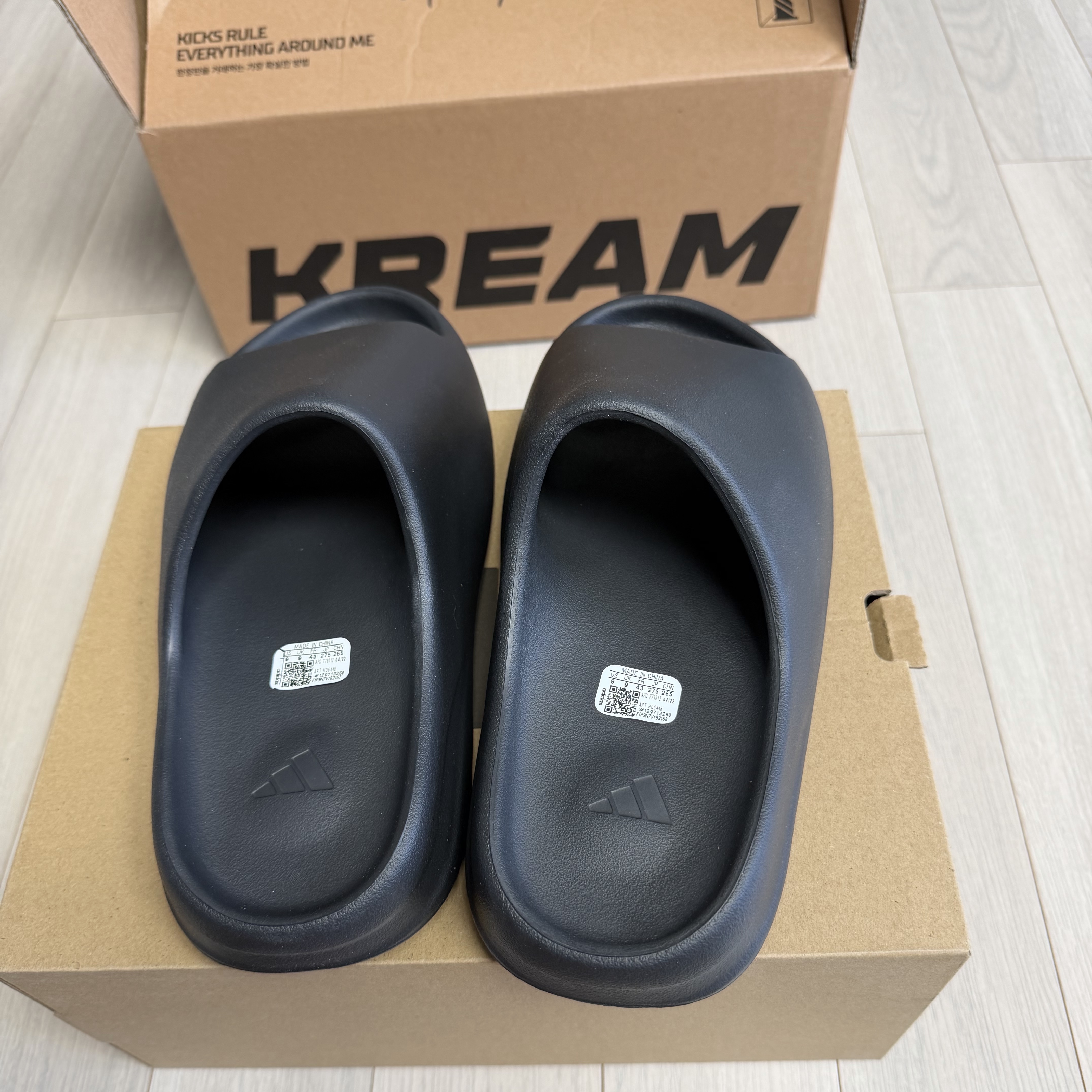Adidas Yeezy Slide Onyx 착용 스타일