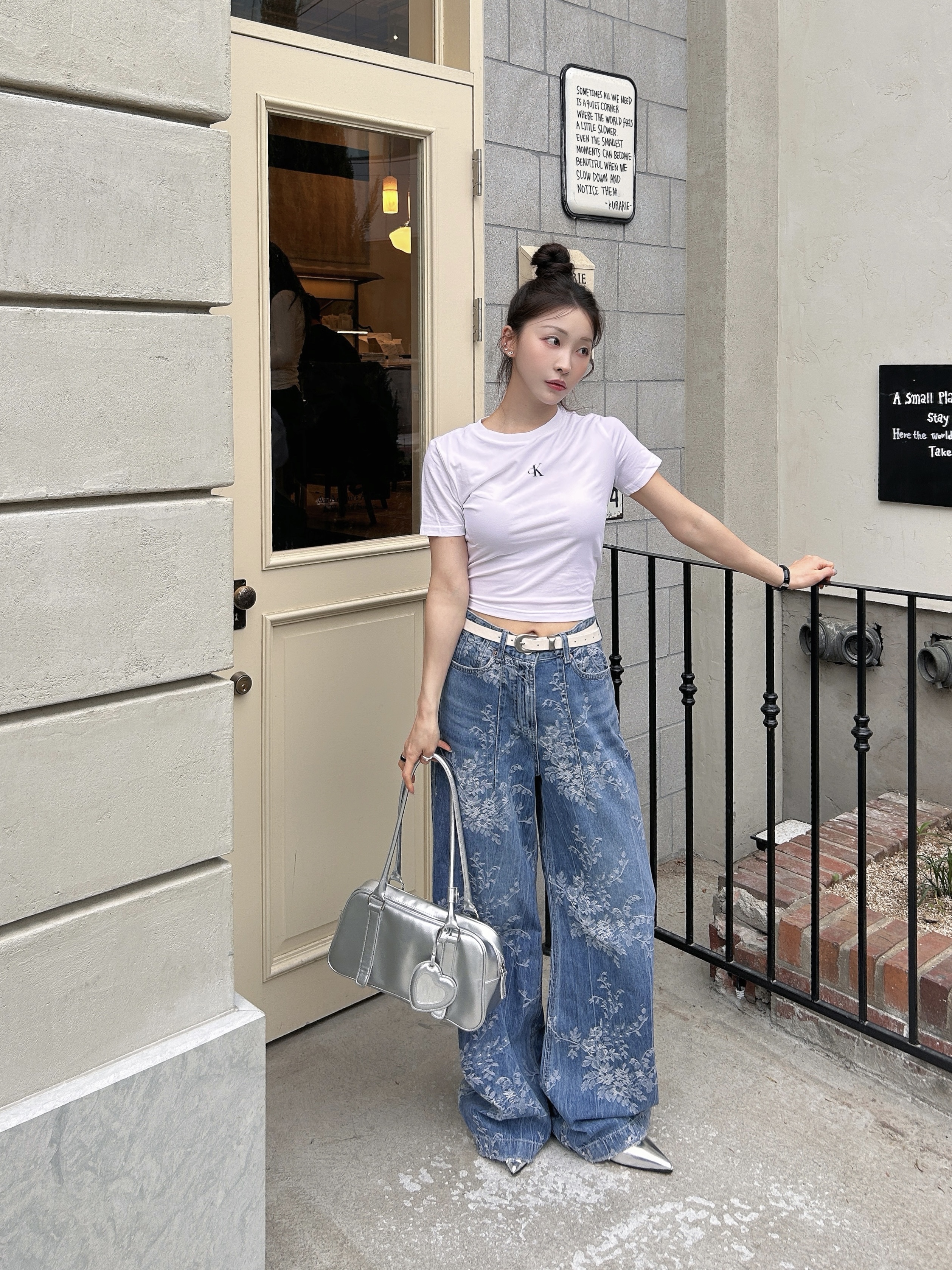 (W) Calvin Klein Rib Cropped Slim Fit T-Shirt Bright White 착용 스타일 - 2