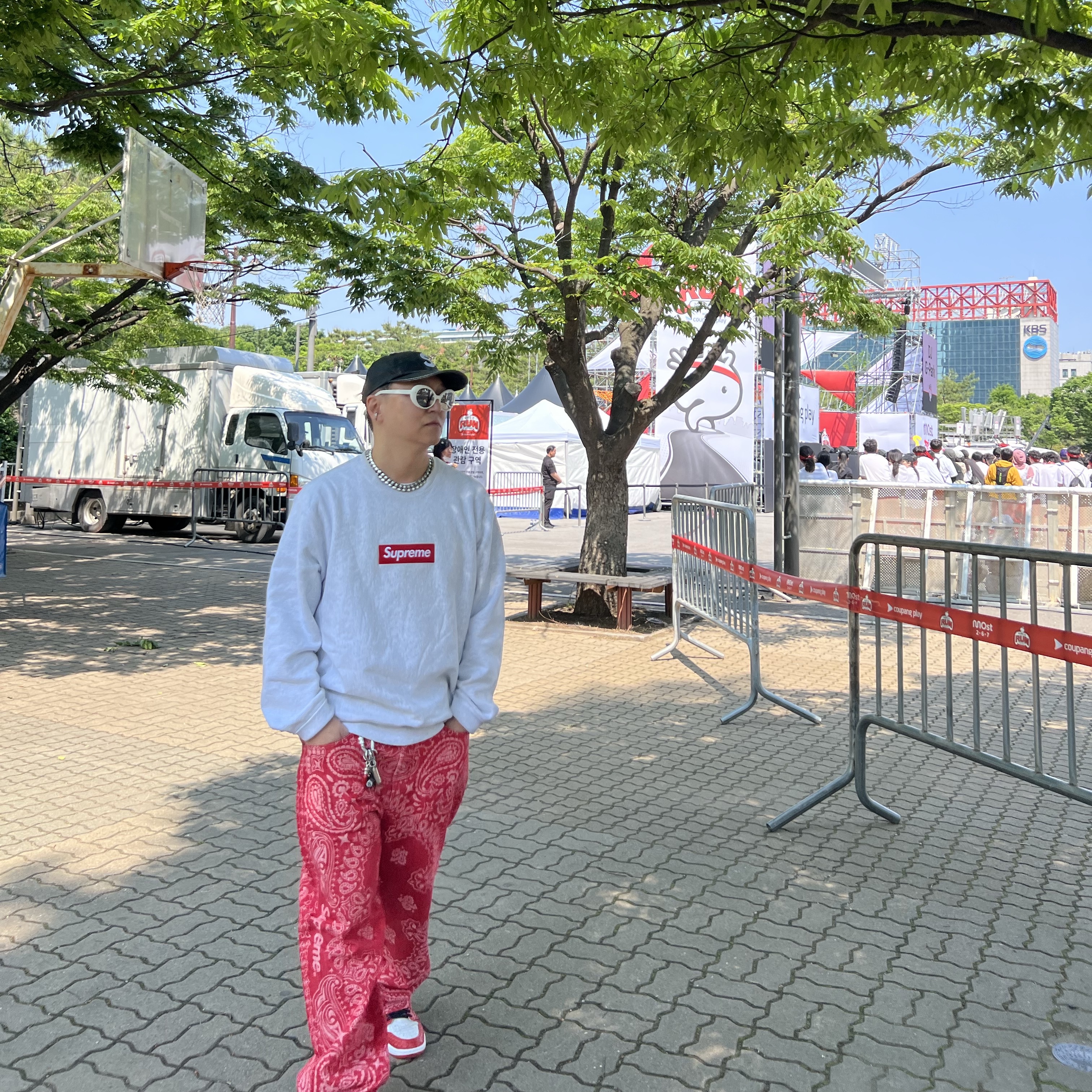 Supreme Bandana Jacquard Baggy Jean Red - 25SS, Supreme Box Logo Crewneck Ash Grey - 18FW 착용 스타일 - 2