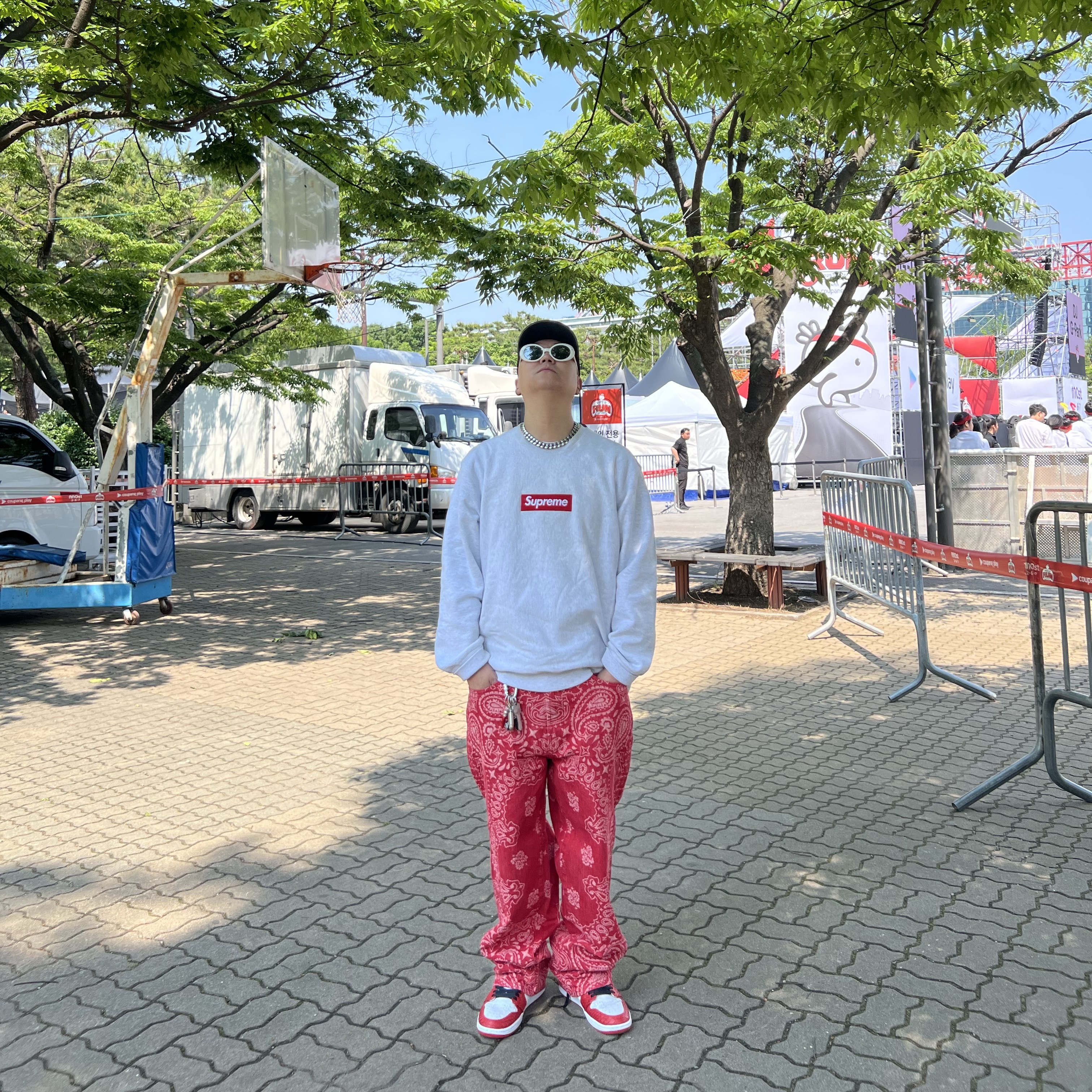 Supreme Bandana Jacquard Baggy Jean Red - 25SS, Supreme Box Logo Crewneck Ash Grey - 18FW 착용 스타일 - 1