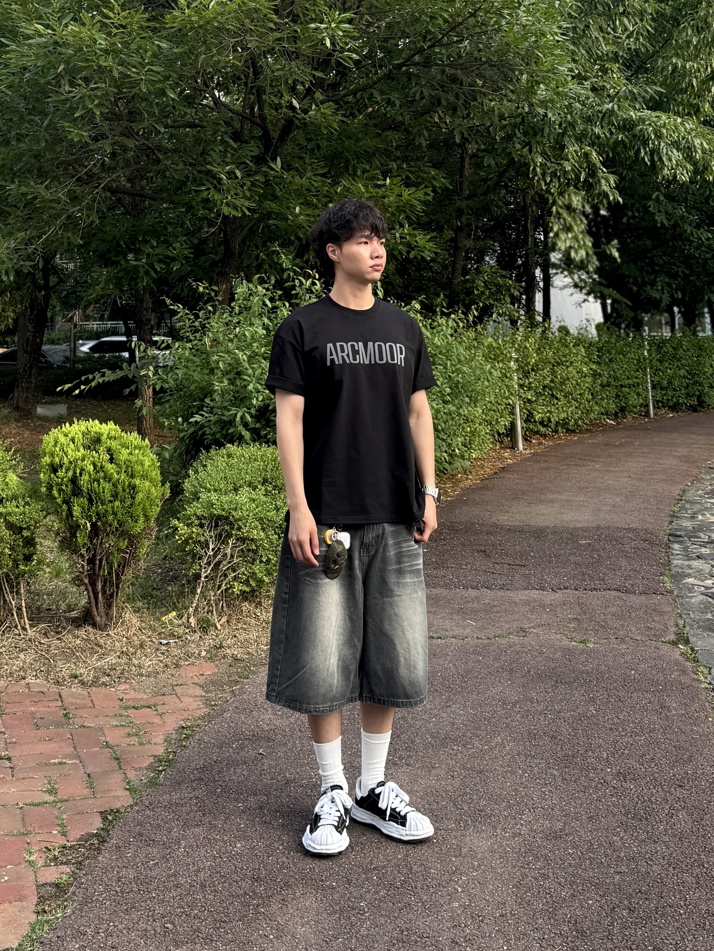 ARCMOOR Logo Tee Men Black, Maison Mihara Yasuhiro Blakey OG Sole Canvas Low-top Sneakers Black White 착용 스타일 - 1