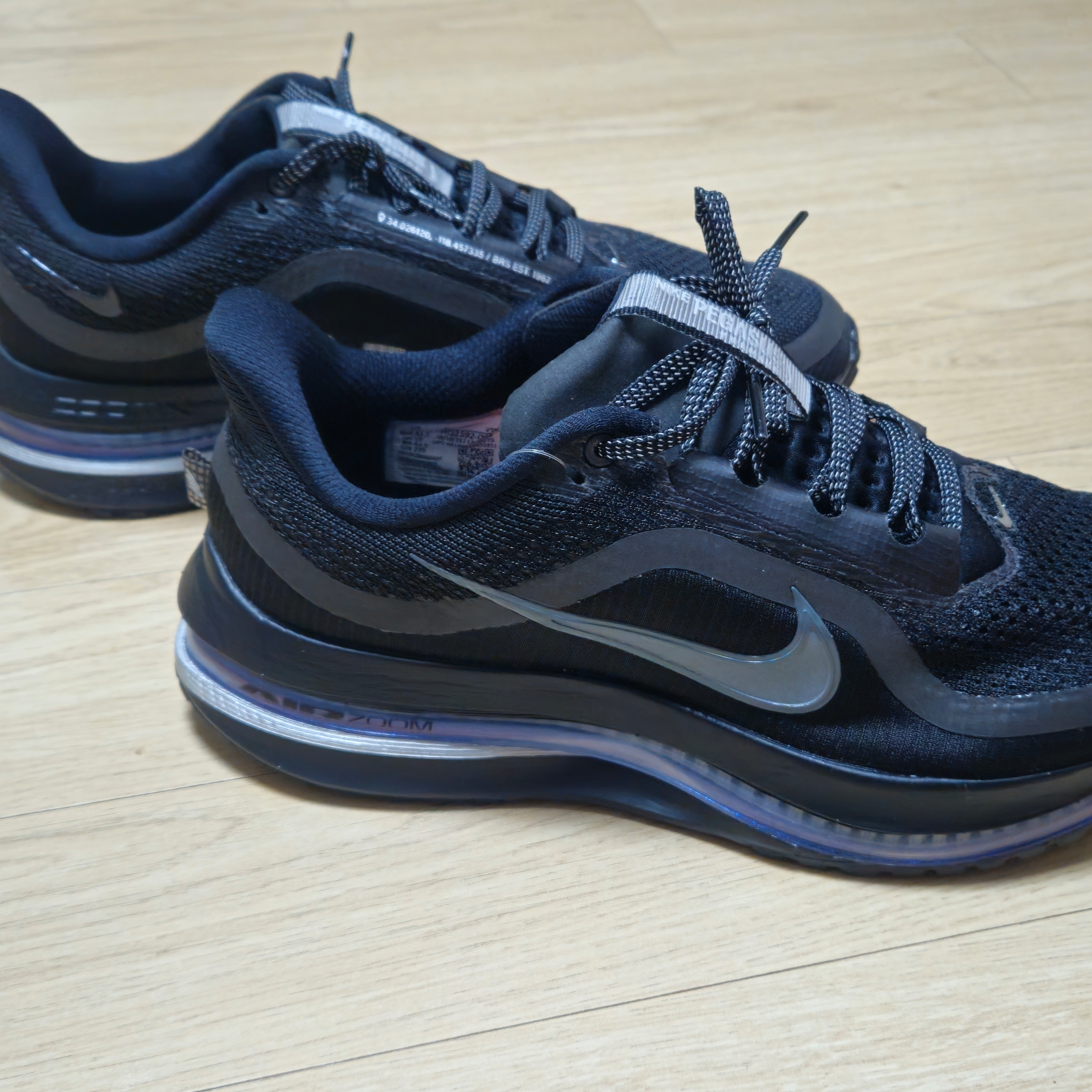 Nike Pegasus Premium Black Metallic Silver 착용 스타일 - 1