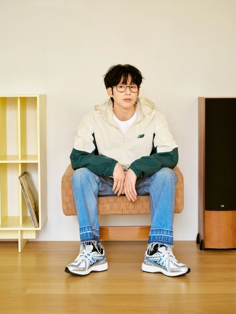 New Balance 1906R Silver Metallic Blue 착용 스타일 - 1
