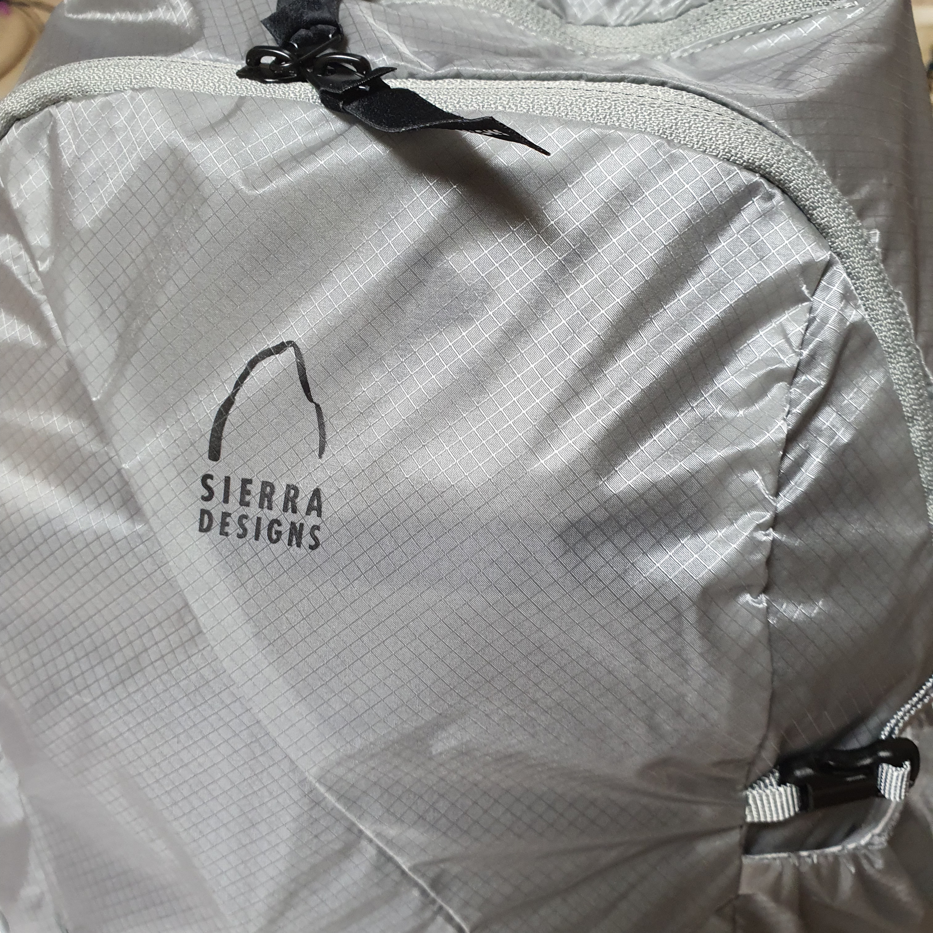 SIERRA DESIGNS Lyell Cordura Ultralight Backpack 18L Grey 착용 스타일 - 2