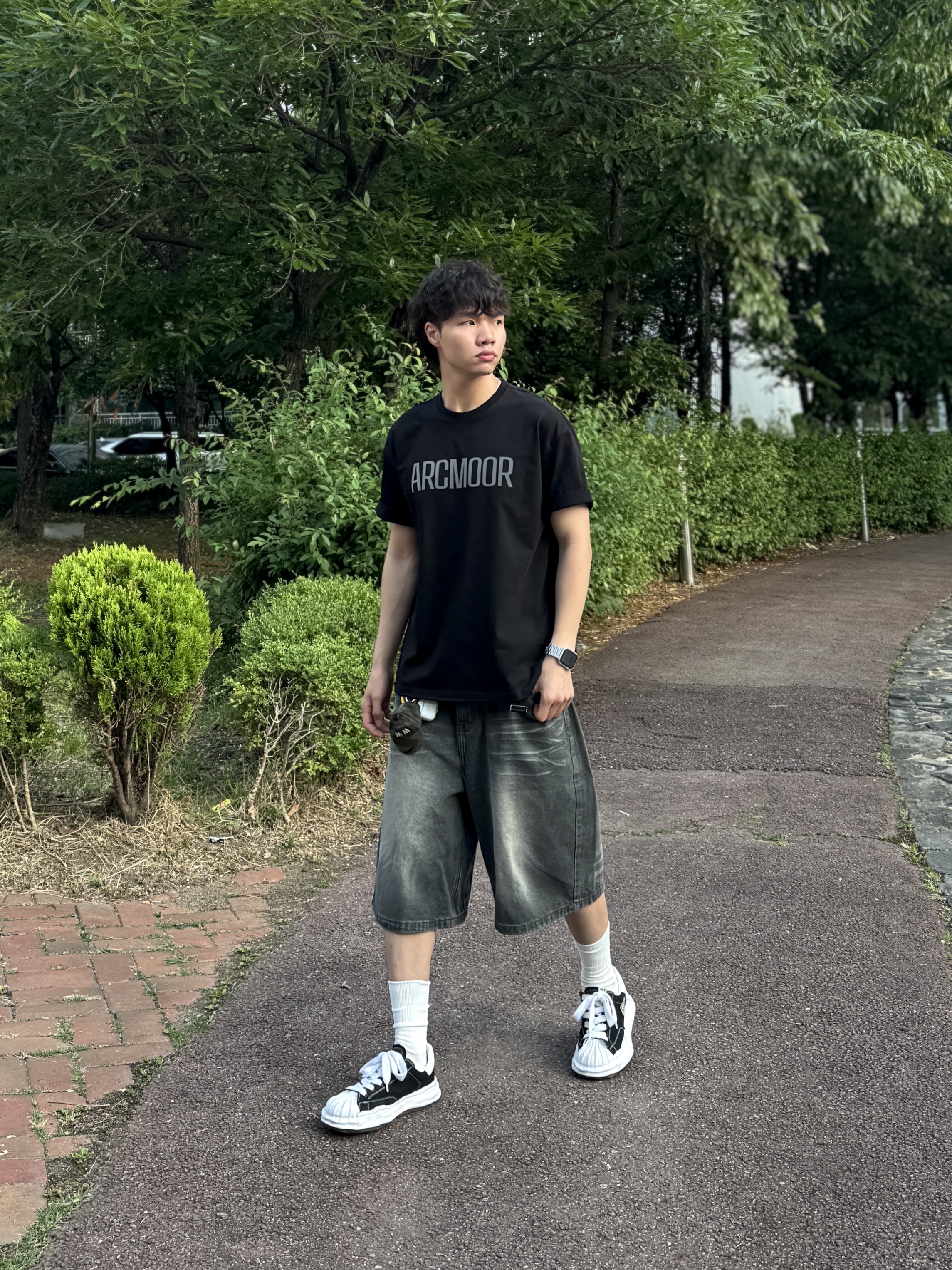 ARCMOOR Logo Tee Men Black, Maison Mihara Yasuhiro Blakey OG Sole Canvas Low-top Sneakers Black White 착용 스타일 - 3