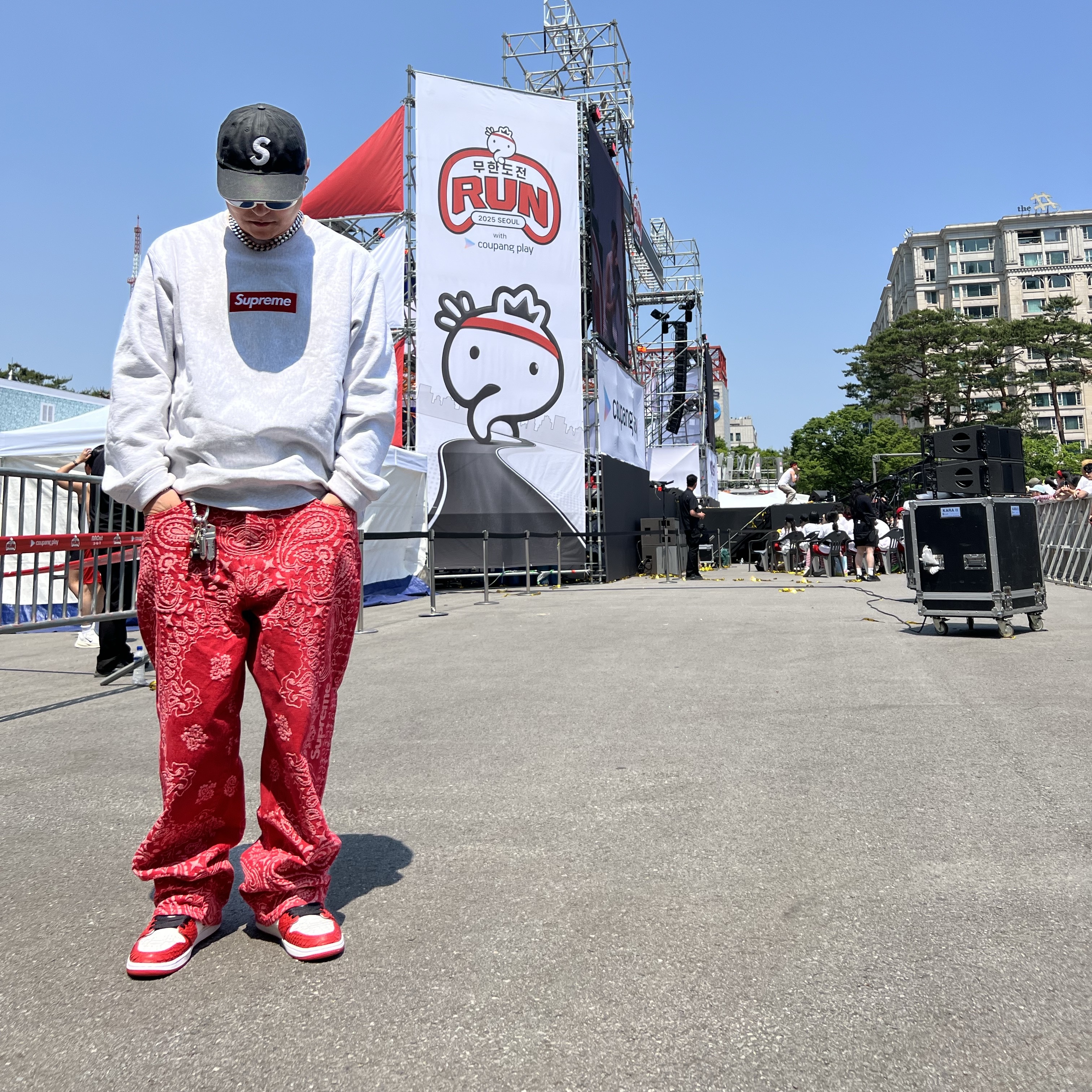 Supreme Bandana Jacquard Baggy Jean Red - 25SS, Supreme Box Logo Crewneck Ash Grey - 18FW 착용 스타일 - 3