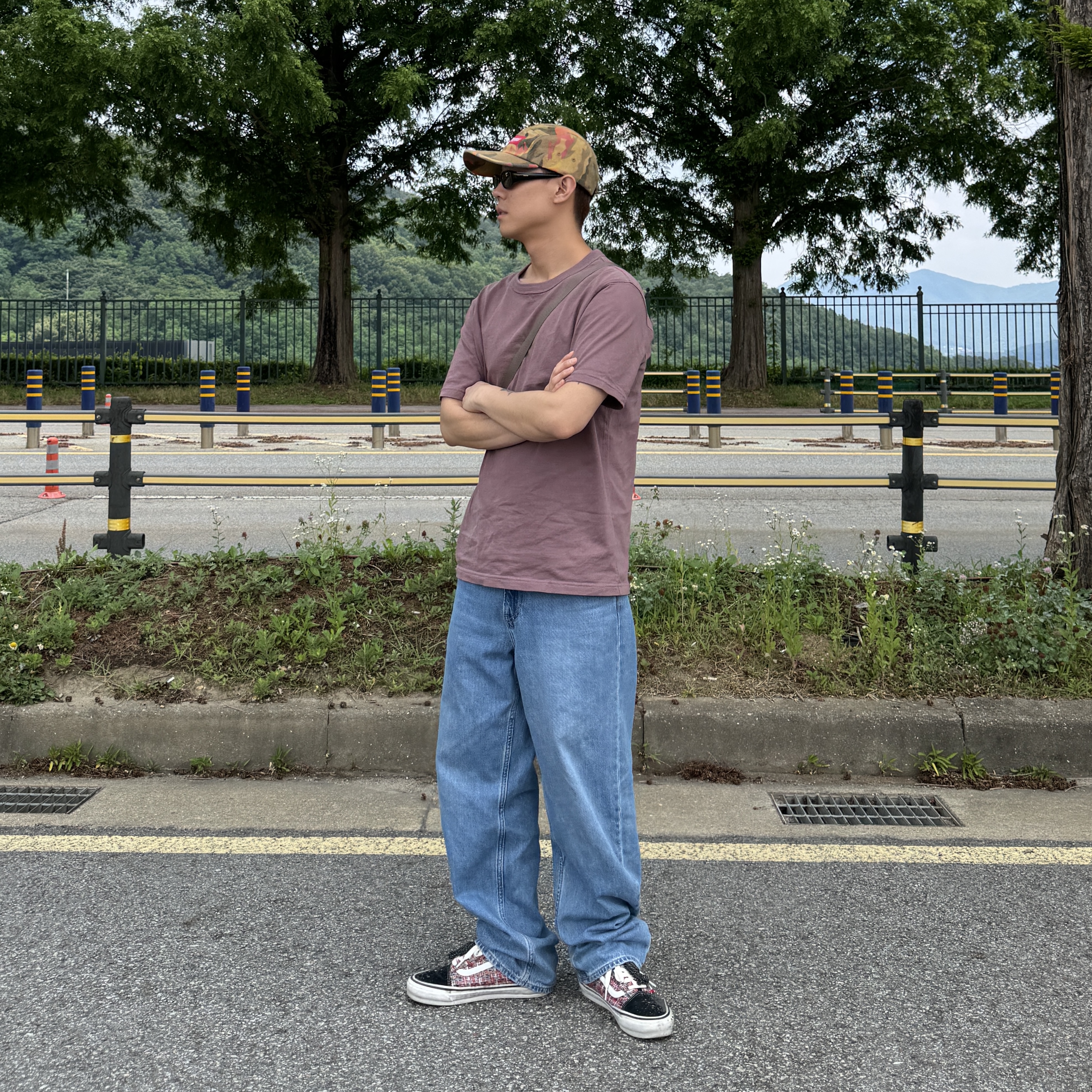 Supreme Shoulder Bag Woodland Camo - 24SS, Supreme Washed Canvas Camp Cap Tan Camo - 24SS 착용 스타일 - 4