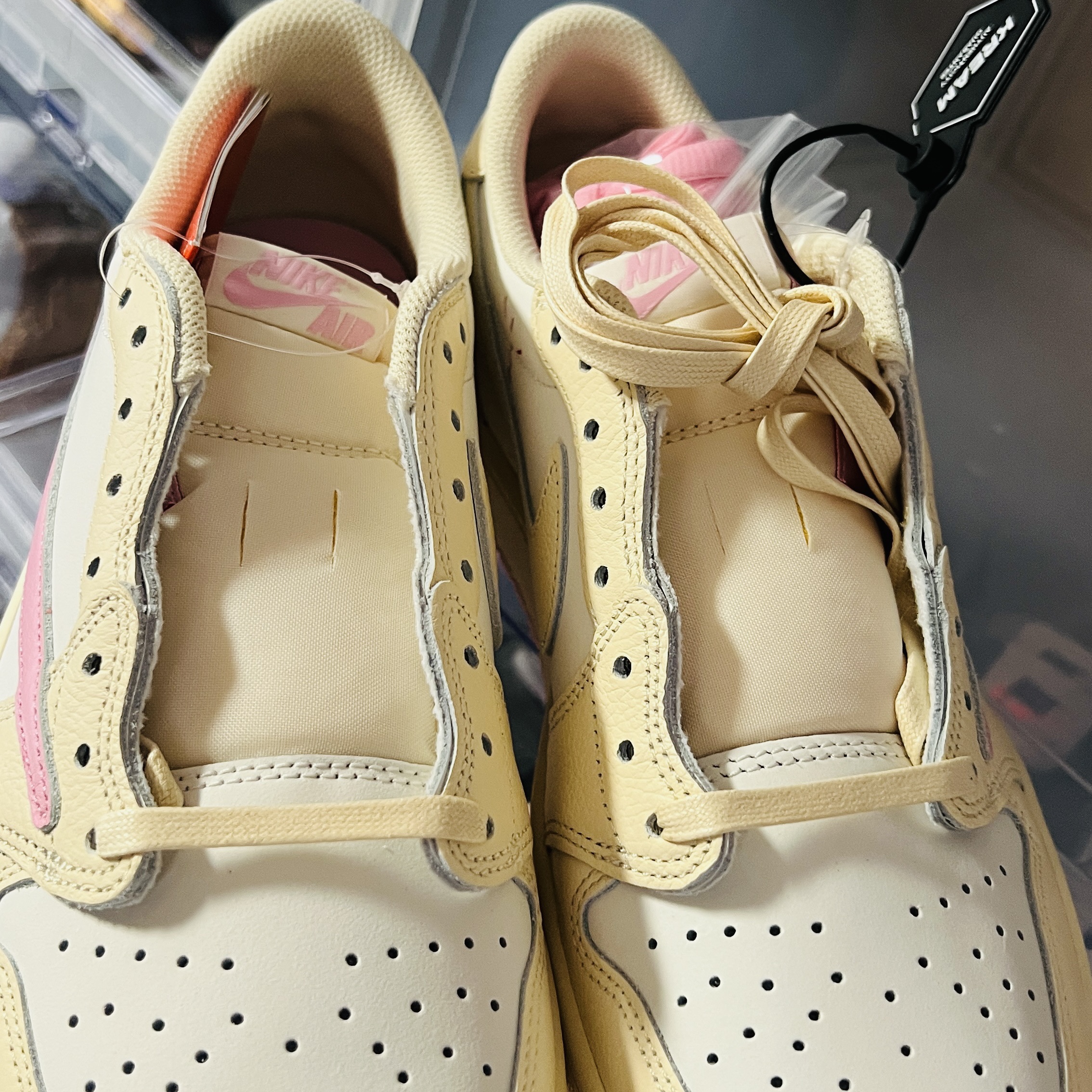 Jordan 1 x Travis Scott Retro Low OG SP Muslin Shy Pink 착용 스타일 - 2