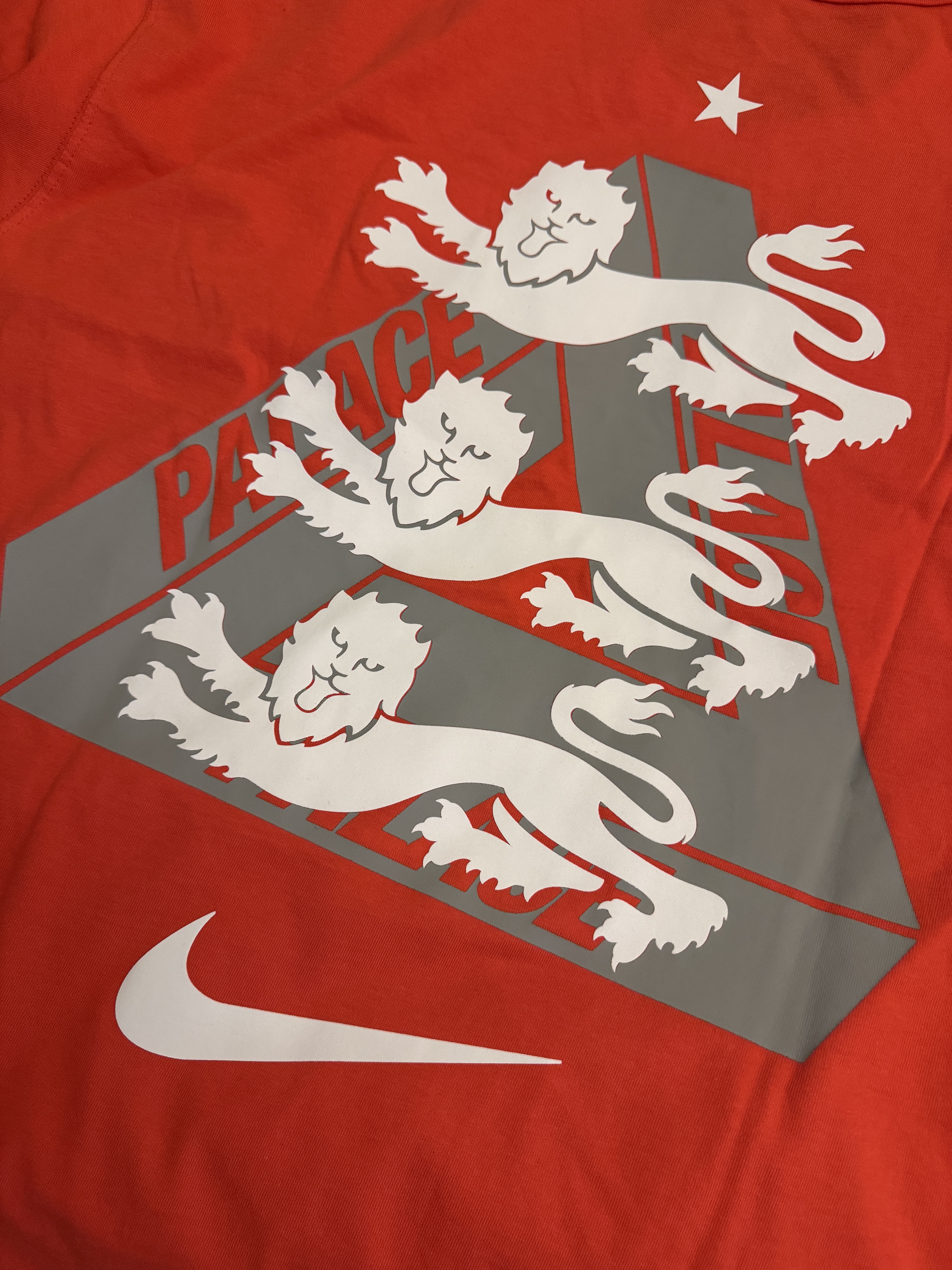 Palace x Nike England T-Shirt Light Crimson 착용 스타일
