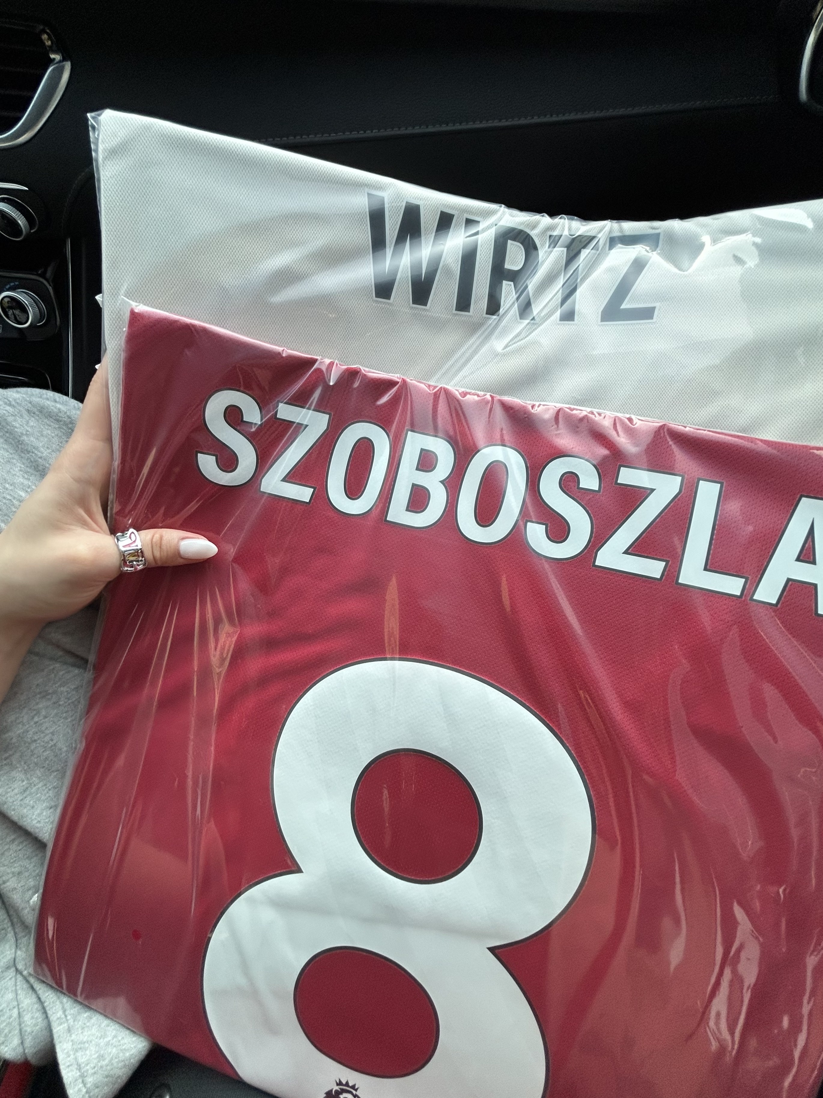 Adidas Liverpool FC 2025/26 Home Jersey Strawberry Red - KR Sizing (Non Marking Ver.), Adidas Liverpool FC 2025/26 Away Jersey Wonder White - KR Sizing (Non Marking Ver.) 착용 스타일 - 1