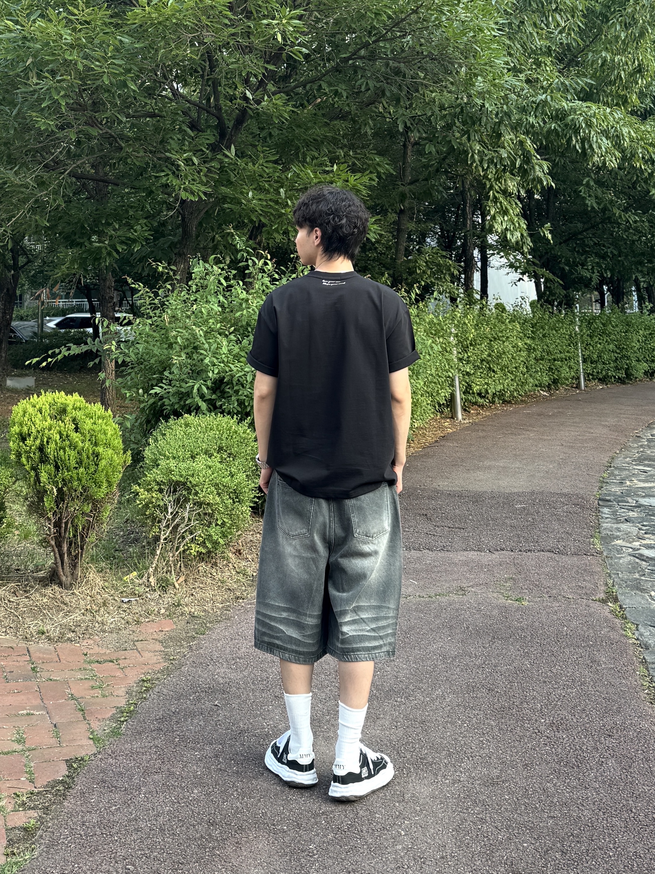 ARCMOOR Logo Tee Men Black, Maison Mihara Yasuhiro Blakey OG Sole Canvas Low-top Sneakers Black White 착용 스타일 - 4