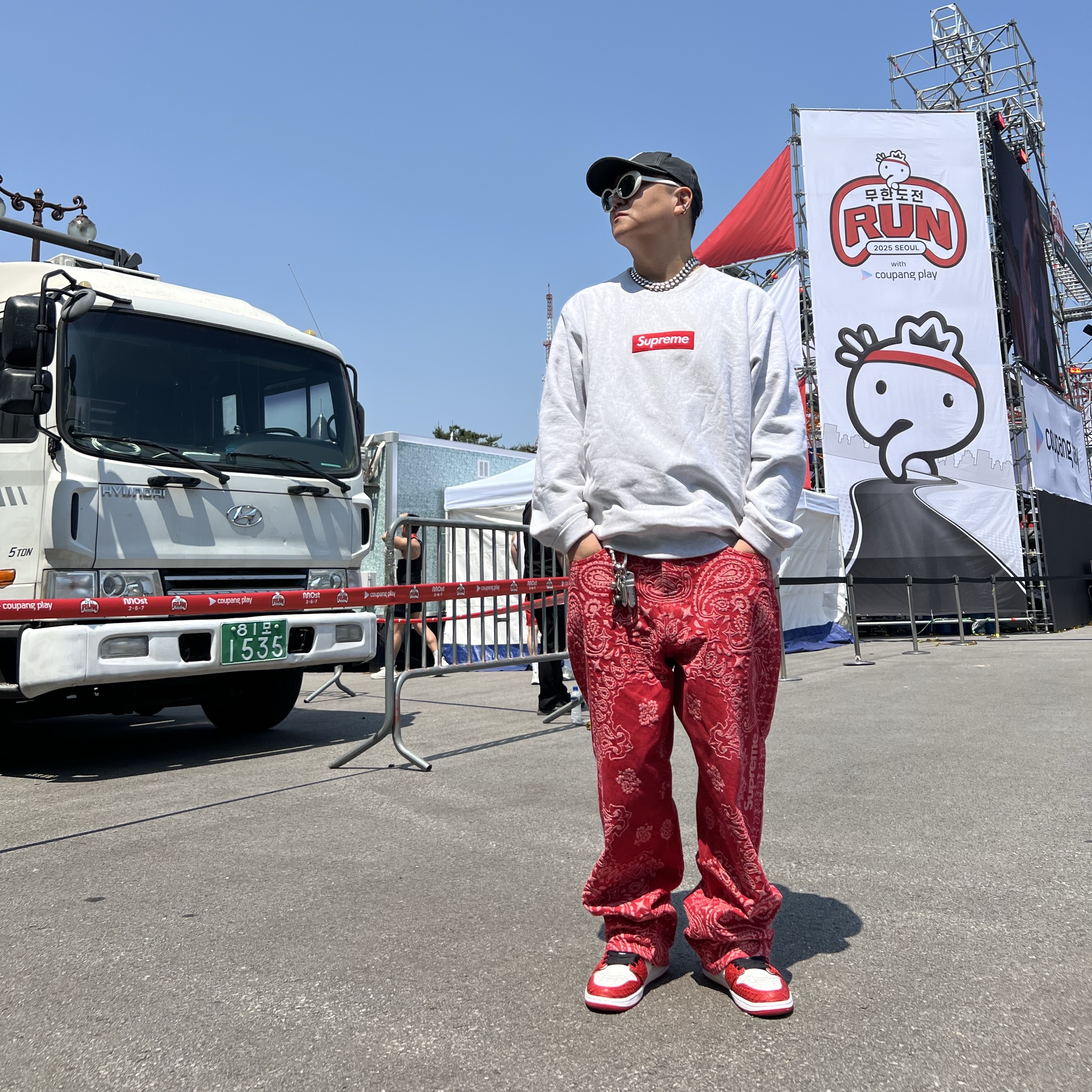 Supreme Bandana Jacquard Baggy Jean Red - 25SS, Supreme Box Logo Crewneck Ash Grey - 18FW 착용 스타일 - 4