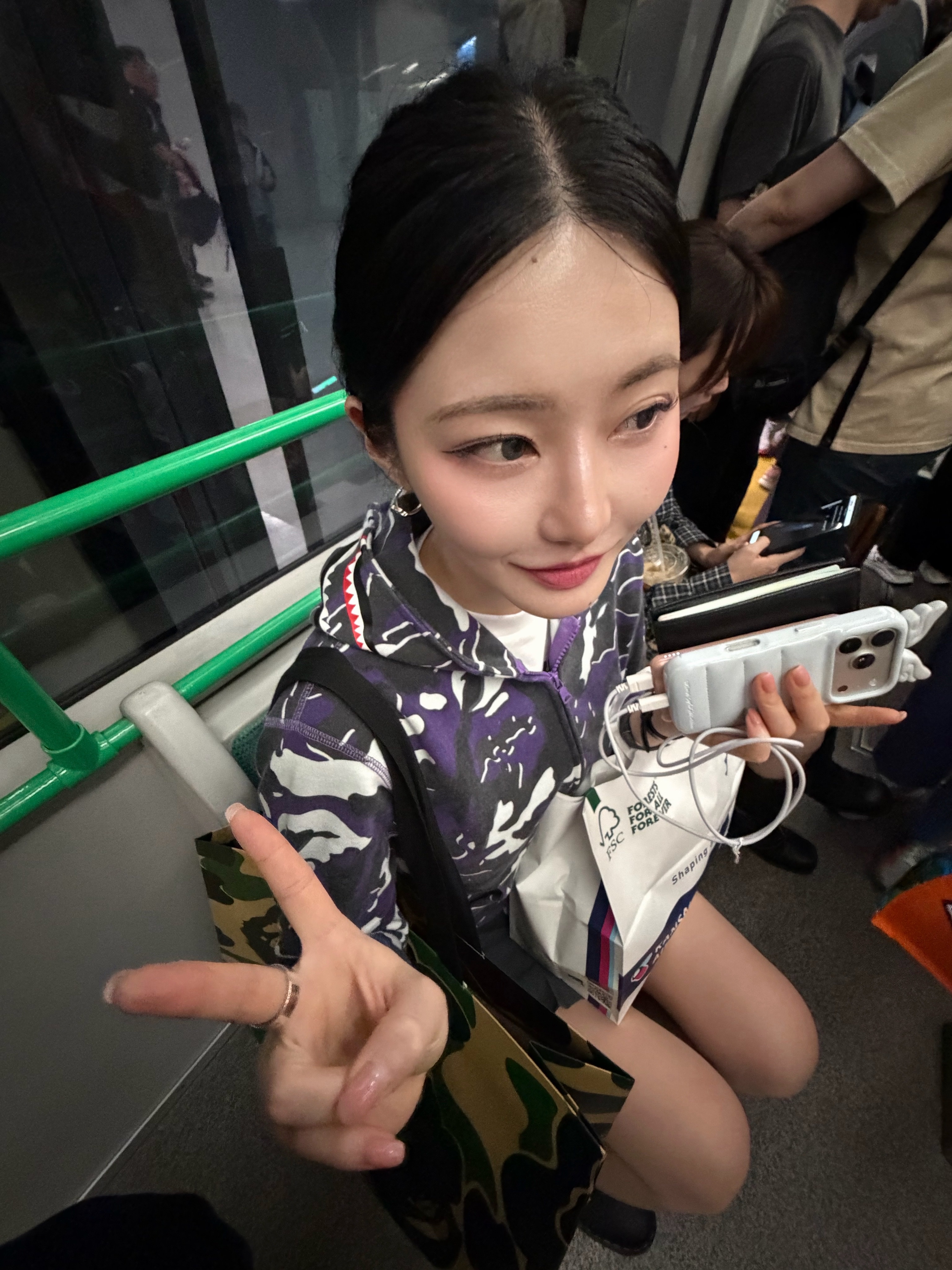 (Kids) BAPE Glitch Woodland Camo Shark Zip Hoodie Purple 착용 스타일