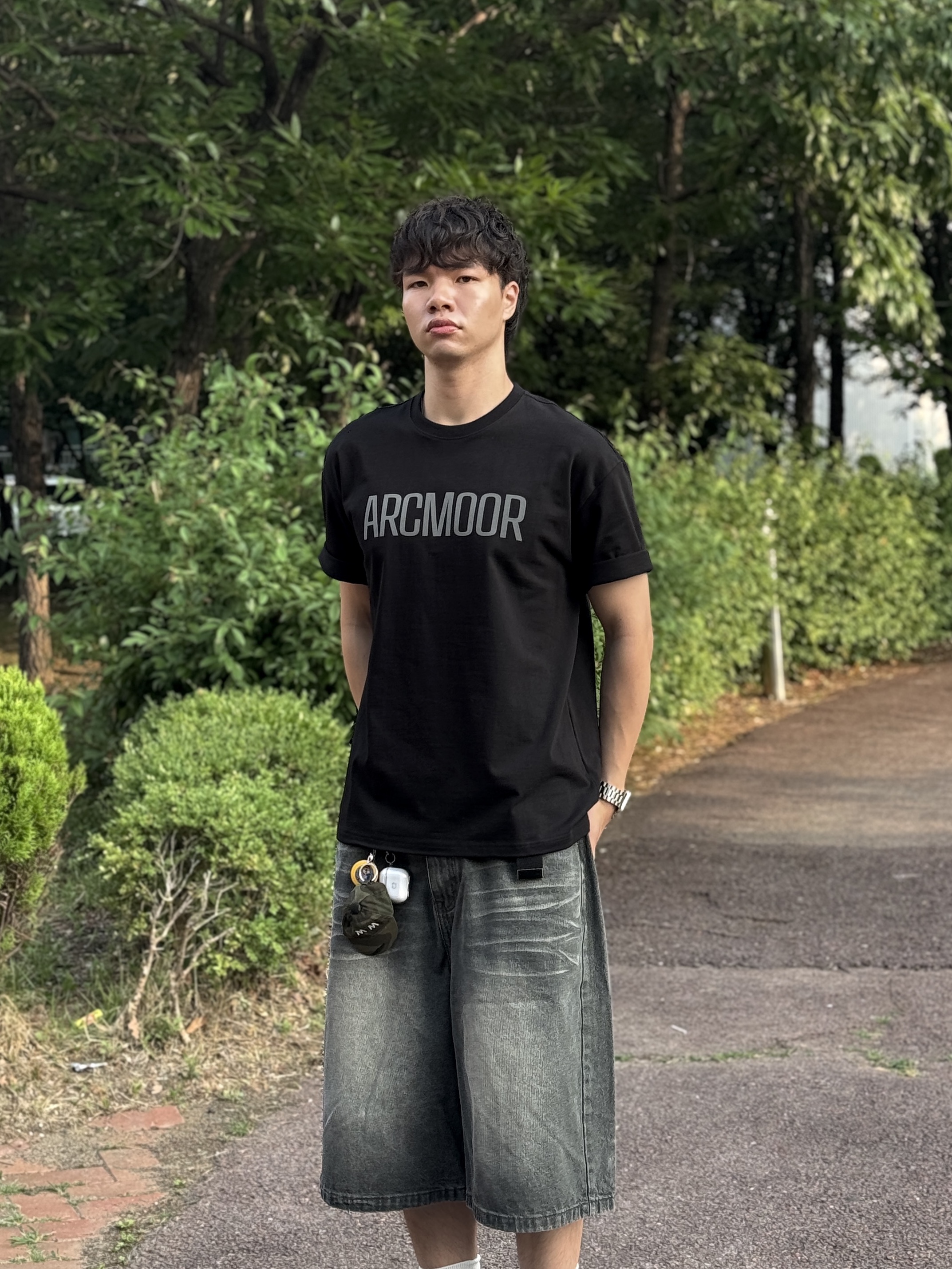 ARCMOOR Logo Tee Men Black, Maison Mihara Yasuhiro Blakey OG Sole Canvas Low-top Sneakers Black White 착용 스타일 - 2