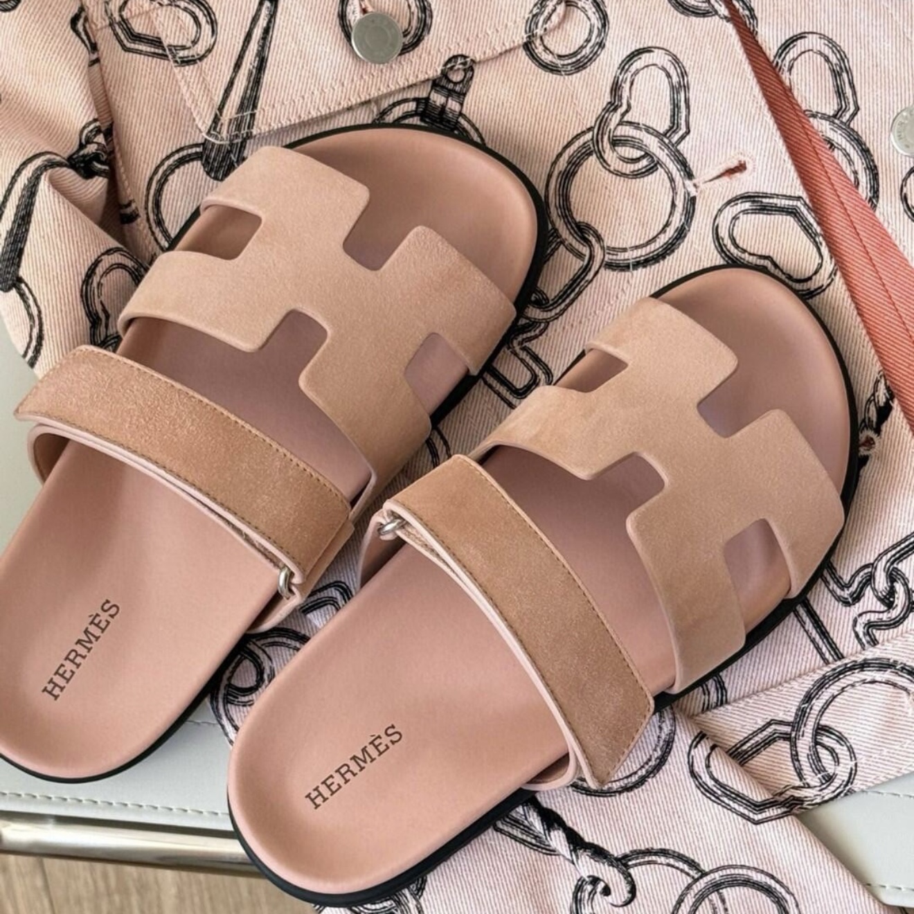 (W) Hermes Chypre Sandal Suede Goatskin & Beige Nude 착용 스타일