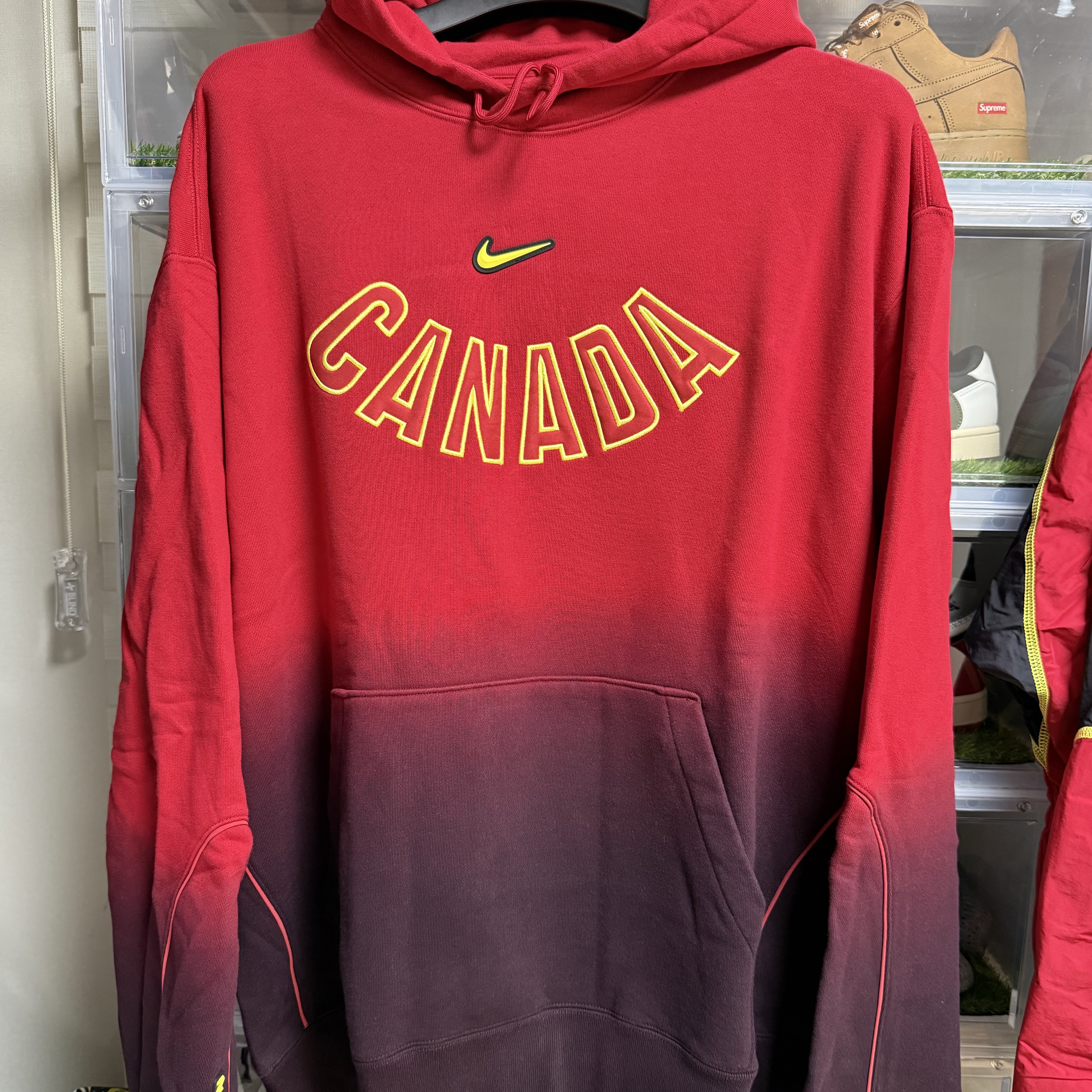 Nike x Drake Nocta Canada Woven Track Jacket Black (IM3235-010), Nike x Drake Nocta Canada CS Hoodie Gym Red (IM3232-687) 착용 스타일 - 7