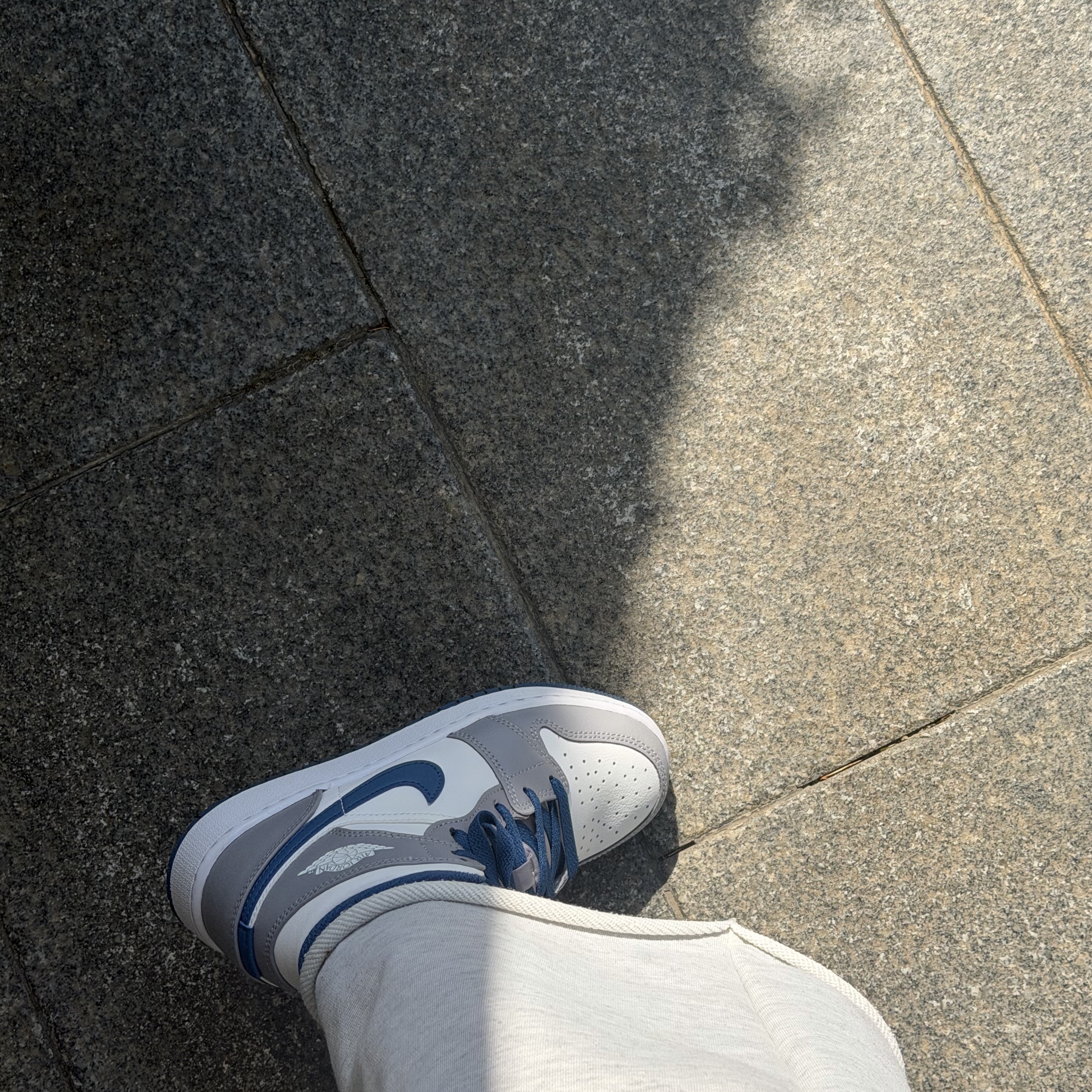 Jordan 1 Mid Cement Grey True Blue 착용 스타일