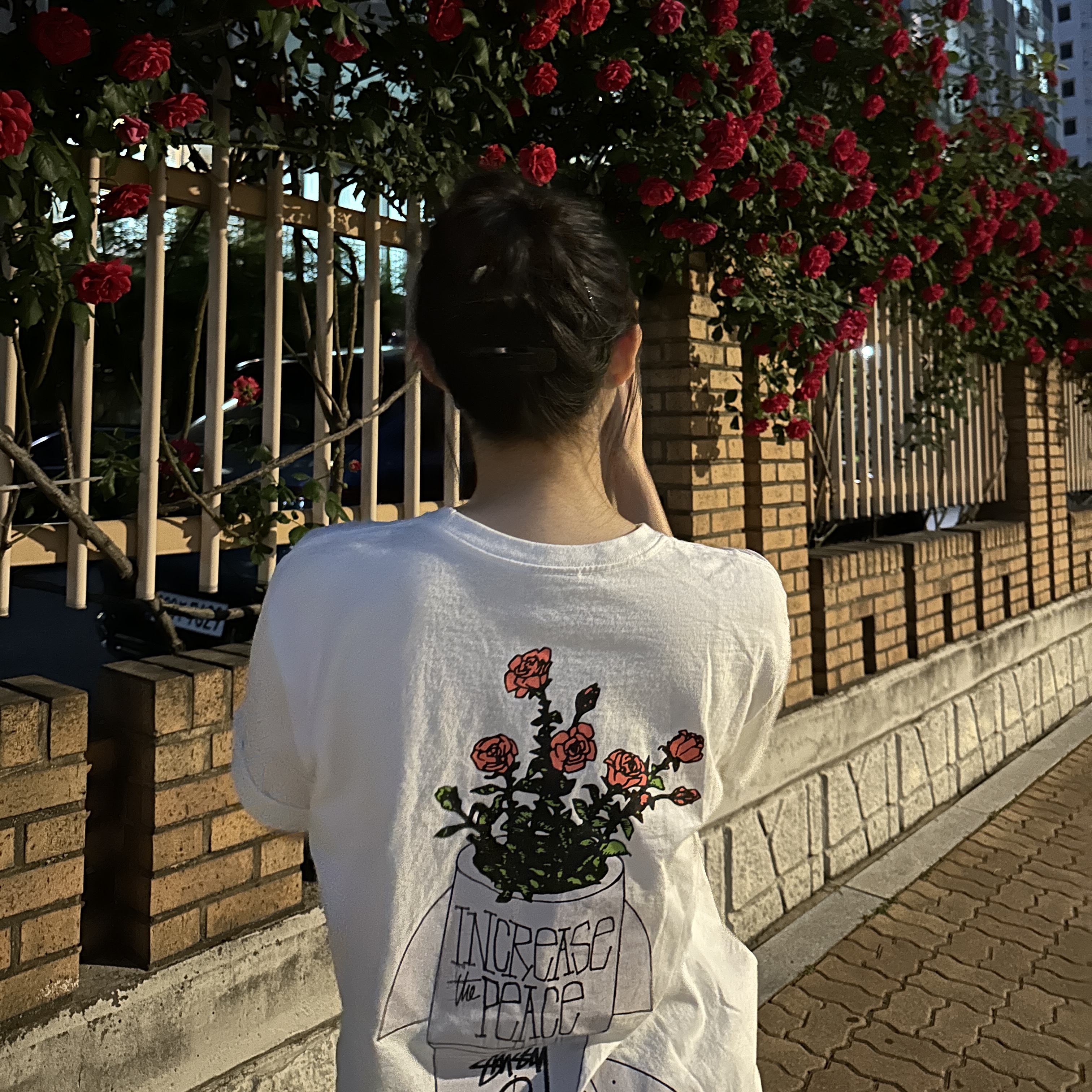 Stussy Flower Bomb T-Shirt White, Alo Yoga Iconic Shopper Tote Bag Grey Tiedye 착용 스타일 - 2