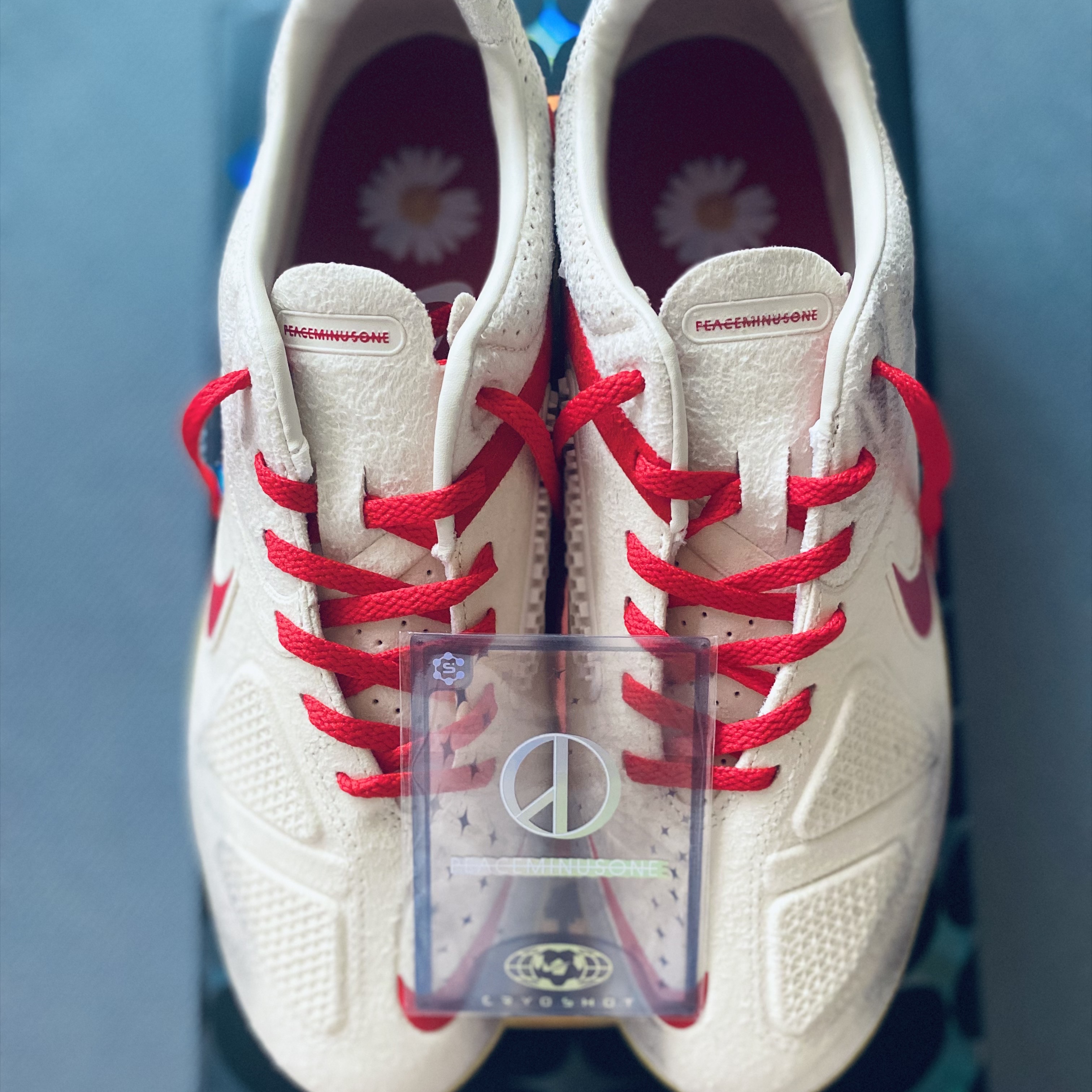 Nike x Peaceminusone Cryoshot CTR360 Natural and University Red, Nike x Peaceminusone Air Force 1 Low Para-Noise 3.0 Black and Multicolor 착용 스타일 - 3