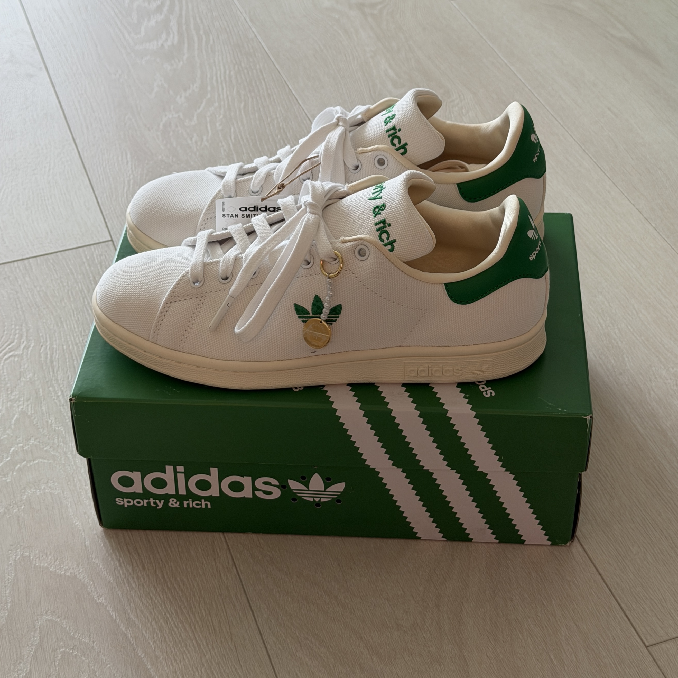 Adidas x Sporty & Rich Stan Smith White Green 착용 스타일 - 1