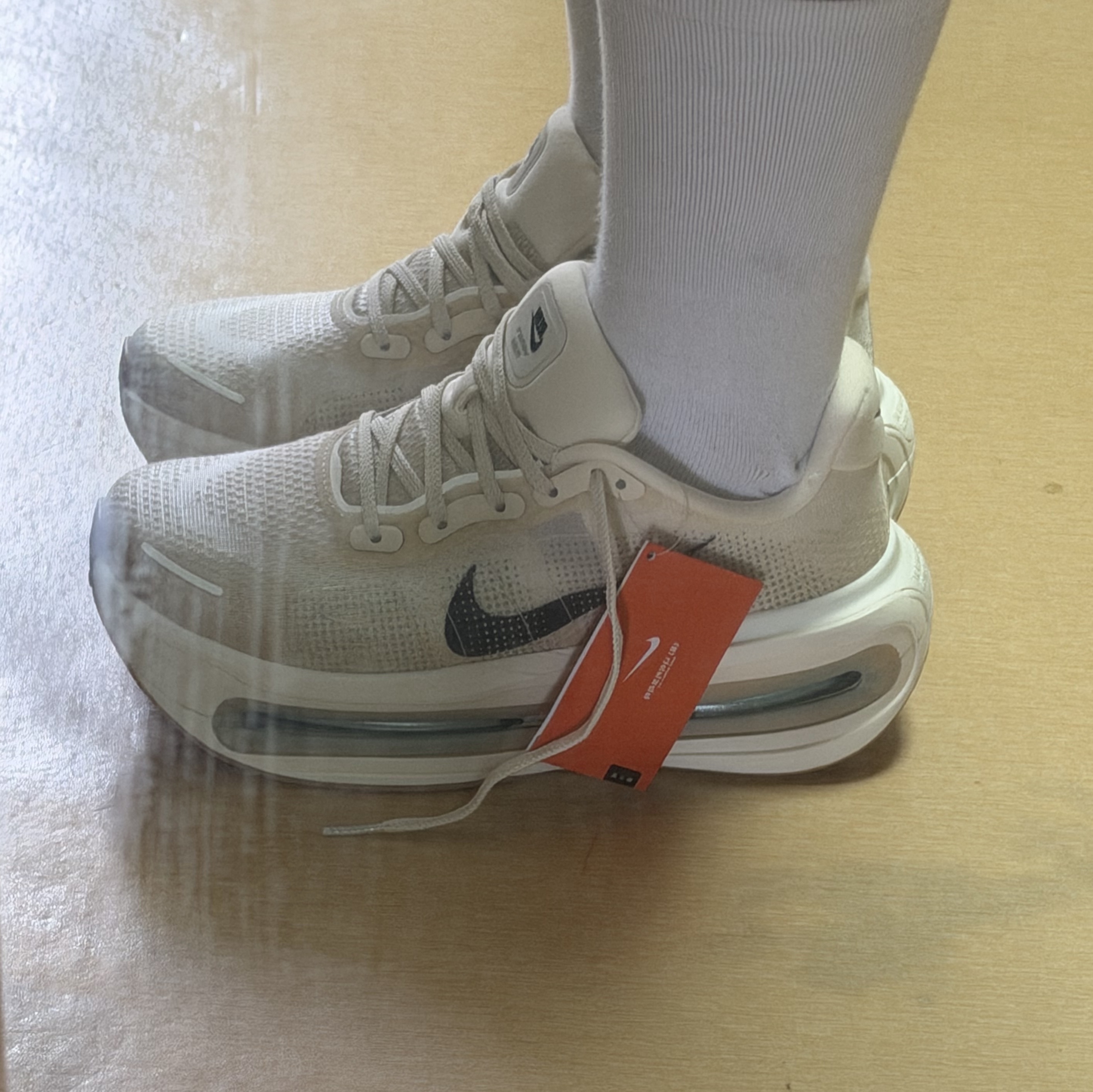 Nike Vomero Premium Pale Ivory Sand Drift 착용 스타일 - 3
