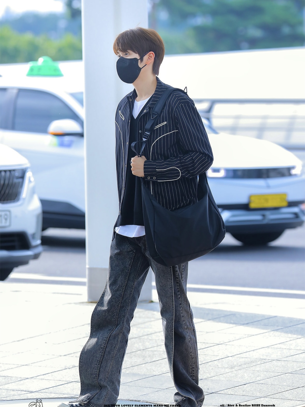 Hah Archive Ark Black Messenger Bag 착용 스타일 - 1
