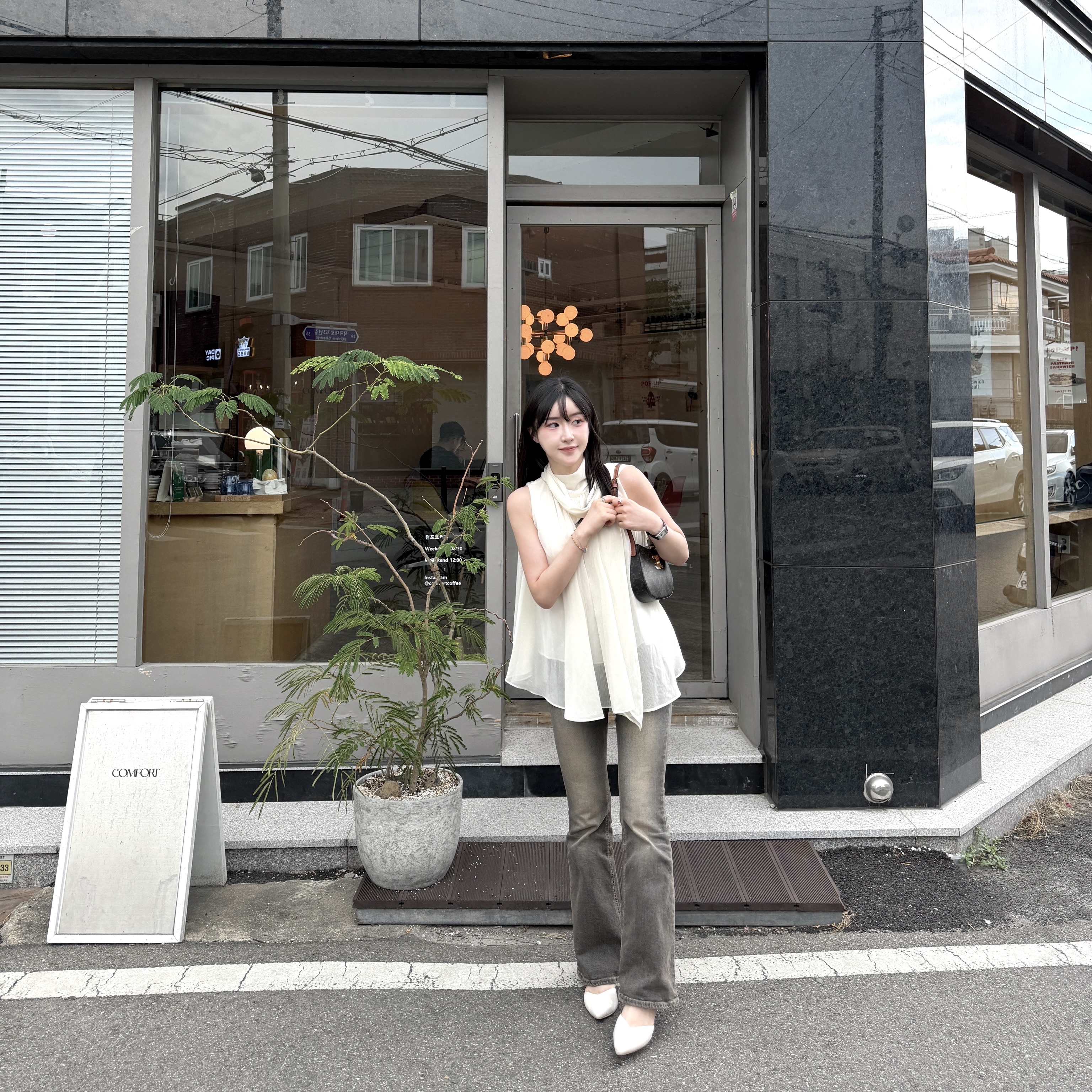 Celine Medium Tilly Bag in Triomphe Canvas Calfskin Tan 착용 스타일 - 1