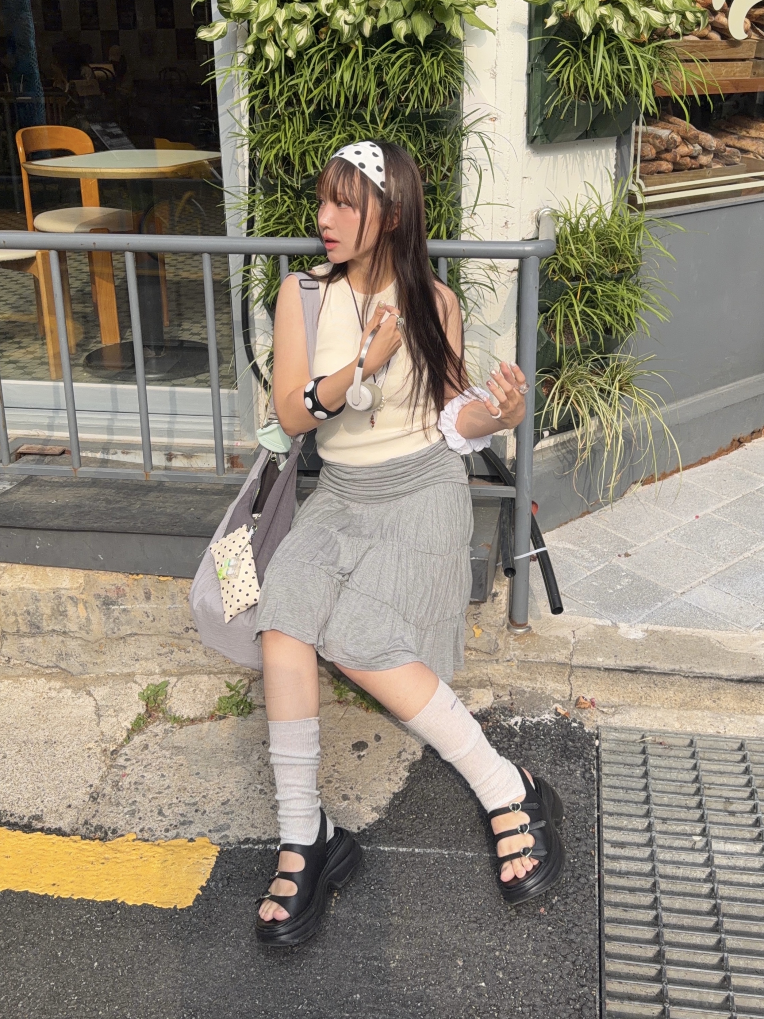 Sculptor I Shell Coin Purse Matte Mint, Miseki Seoul Ribbed Layered Cross Bag Charcoal 착용 스타일 - 1