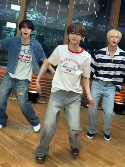 AMOU Runing Horse Ringer T-Shirts Ivory 착용 스타일