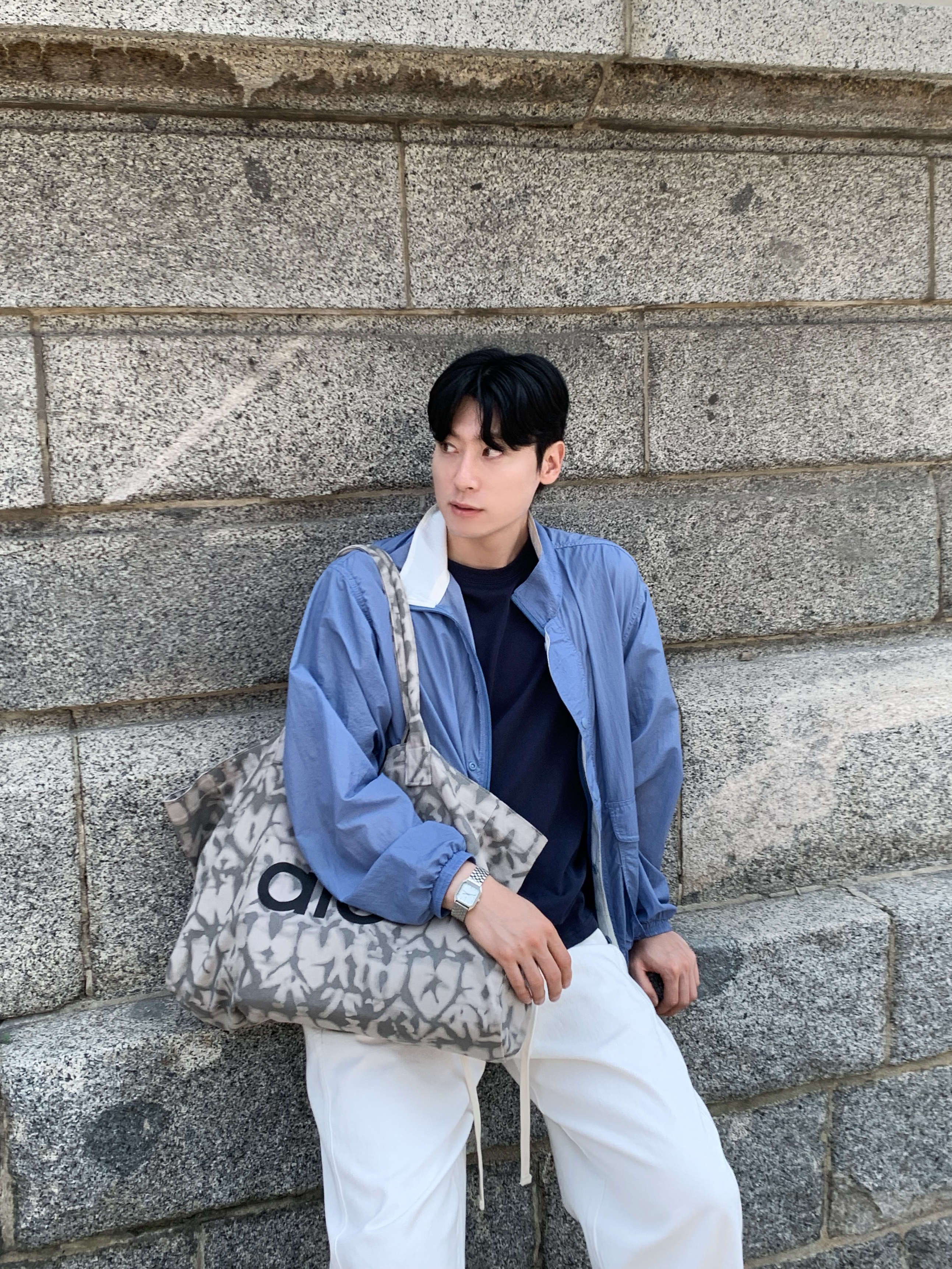 Alo Yoga Iconic Shopper Tote Bag Grey Tiedye 착용 스타일 - 3