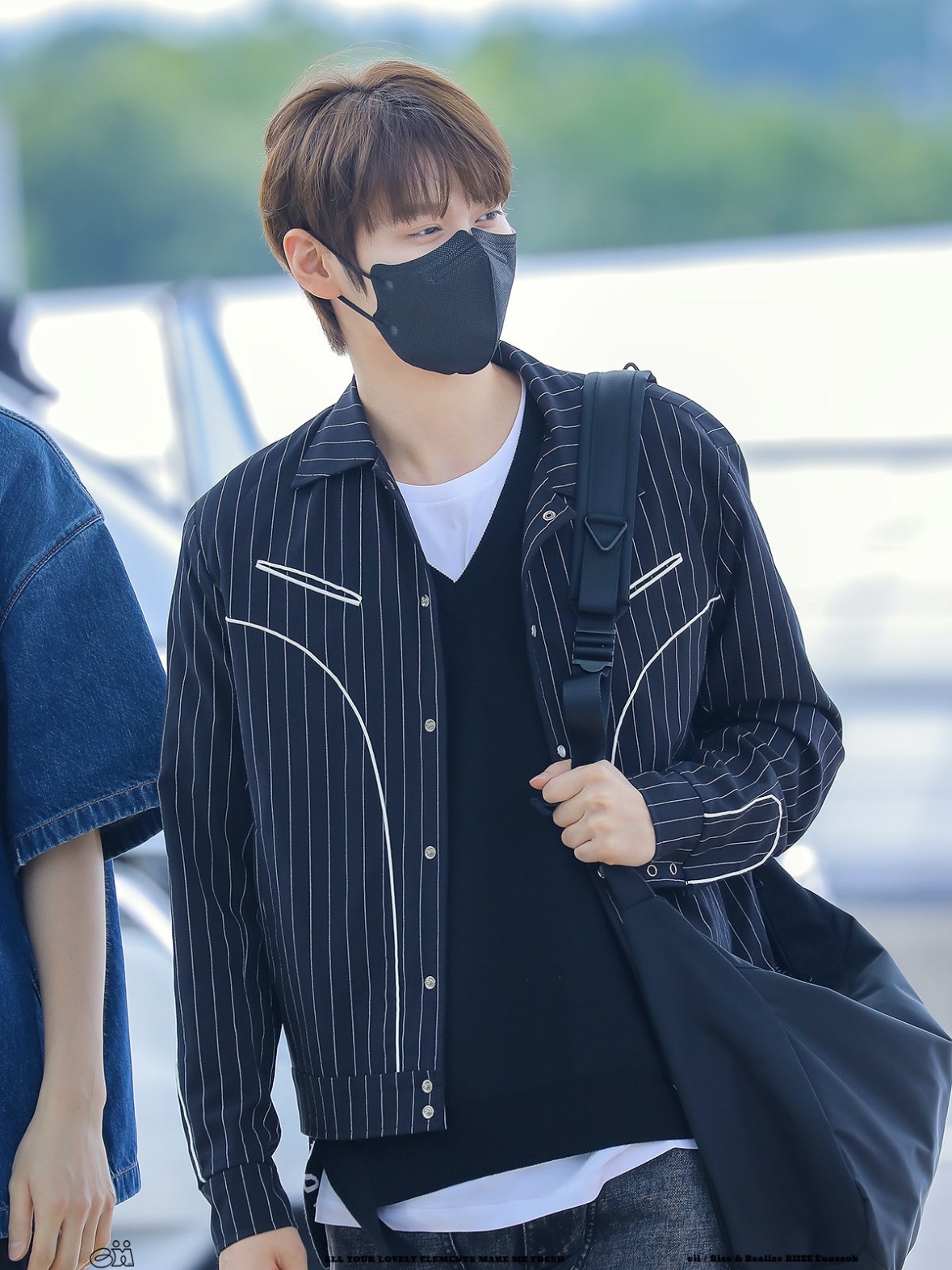 Hah Archive Ark Black Messenger Bag 착용 스타일 - 2